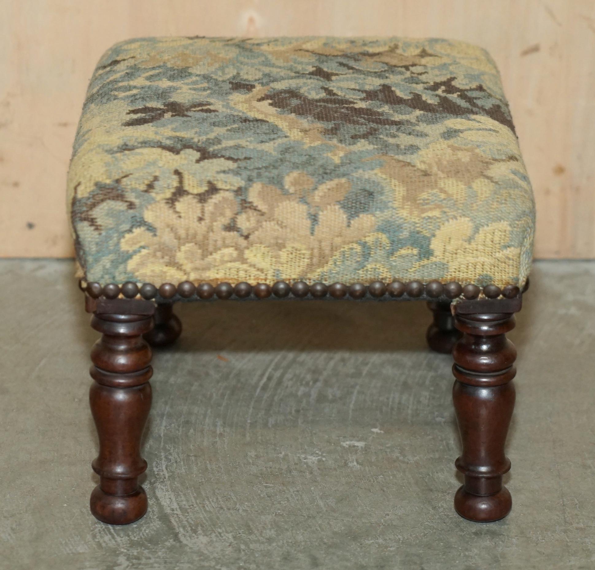 SMALL ANTIQUE GEORGIAN  Style ENGLiSH COUNTRY HOUSE FOOTSTOOL VERZIERTES KLEID im Angebot 13