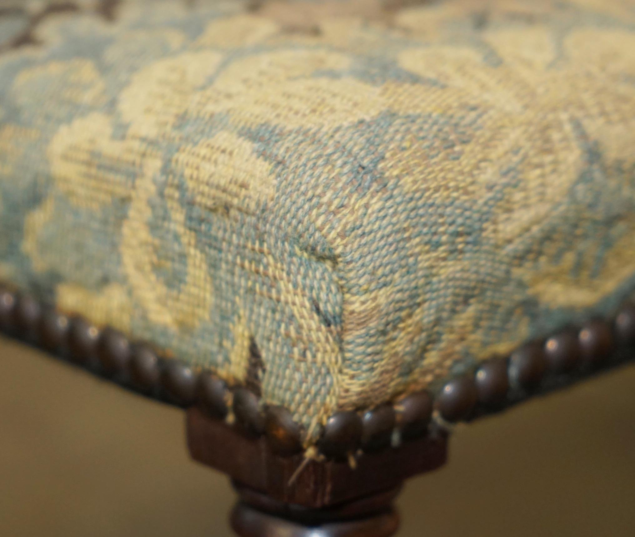 Early 20th Century SMALL ANTIQUE GEORGIAN STYLE ENGLiSH COUNTRY HOUSE FOOTSTOOL EMBROIDERED TOP For Sale