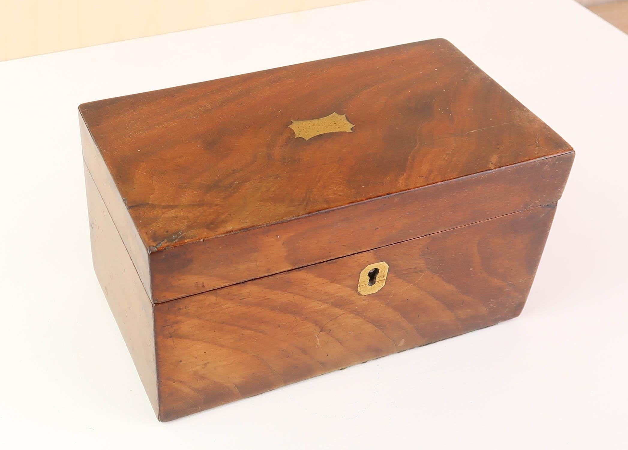 Lovely Georgian small 2 compartment tea caddy.

Veneered in tropical hardwood

Untouched condition.

Fabulous colour and figure in the wood.



