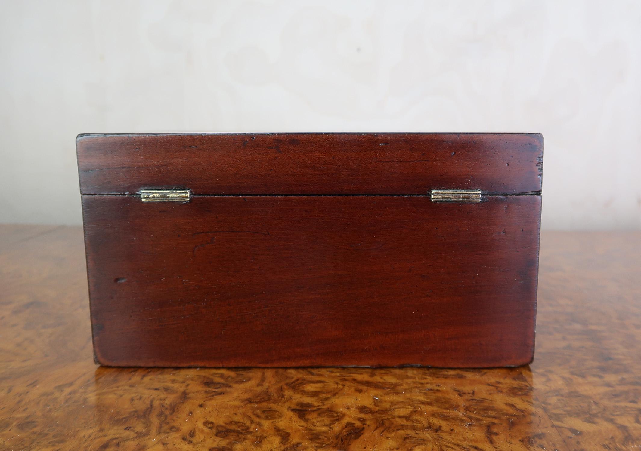 Début du XIXe siècle Petite boîte à thé géorgienne ancienne avec bandes croisées. A.I.C. C.1800 en vente