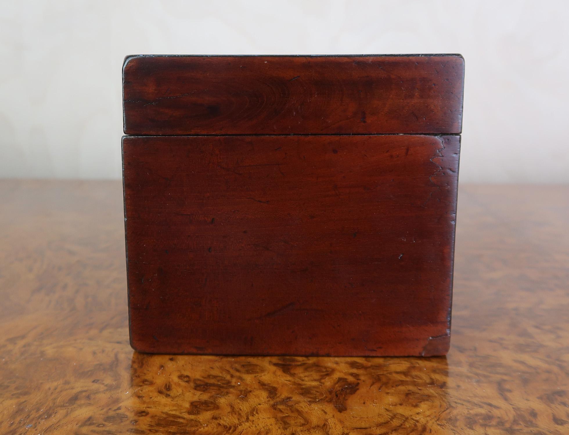 Bois Petite boîte à thé géorgienne ancienne avec bandes croisées. A.I.C. C.1800 en vente