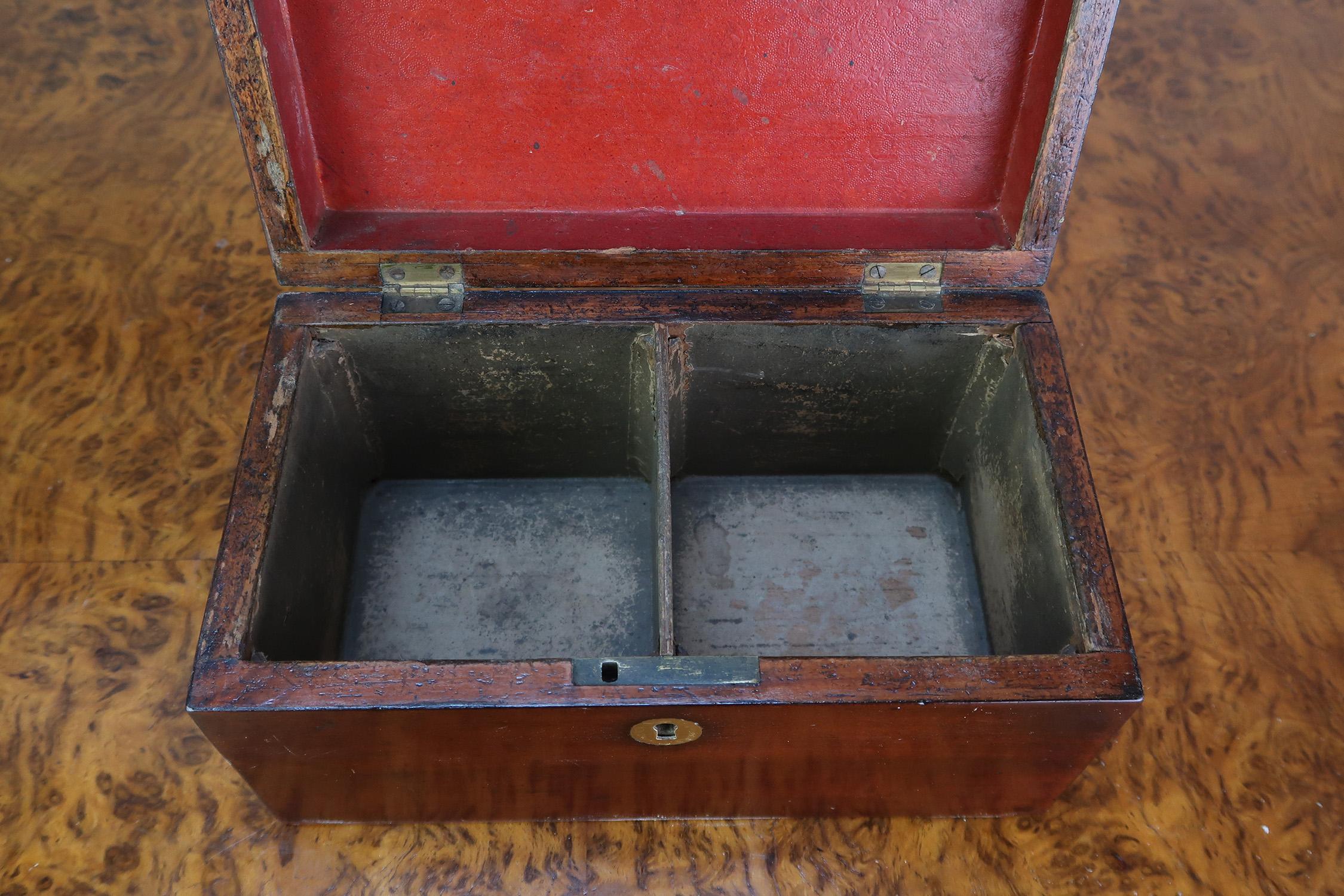 Petite boîte à thé géorgienne ancienne avec bandes croisées. A.I.C. C.1800 en vente 1