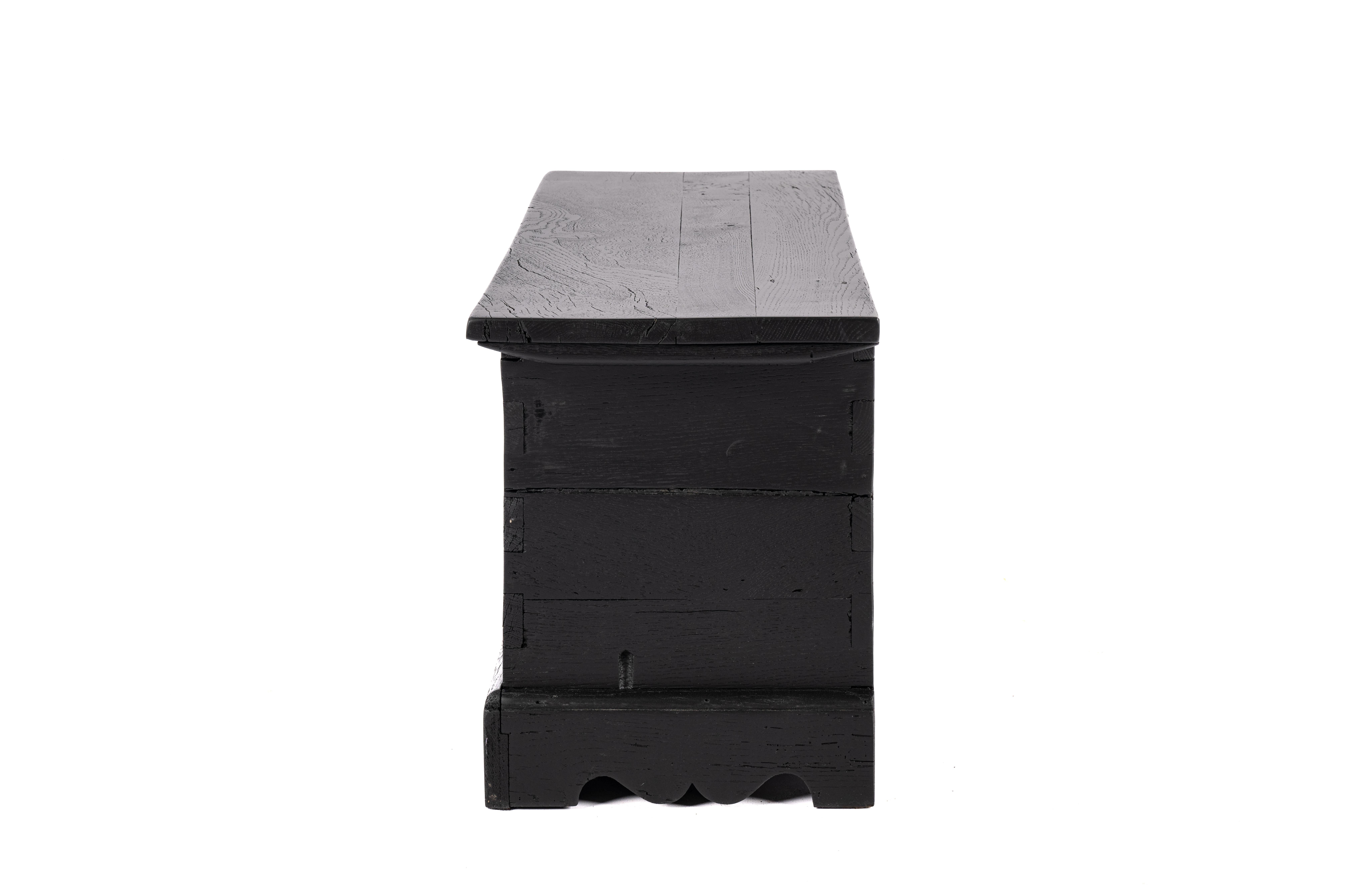Allemand Petit coffre ancien allemand en chêne massif noirci avec des sculptures complexes. en vente