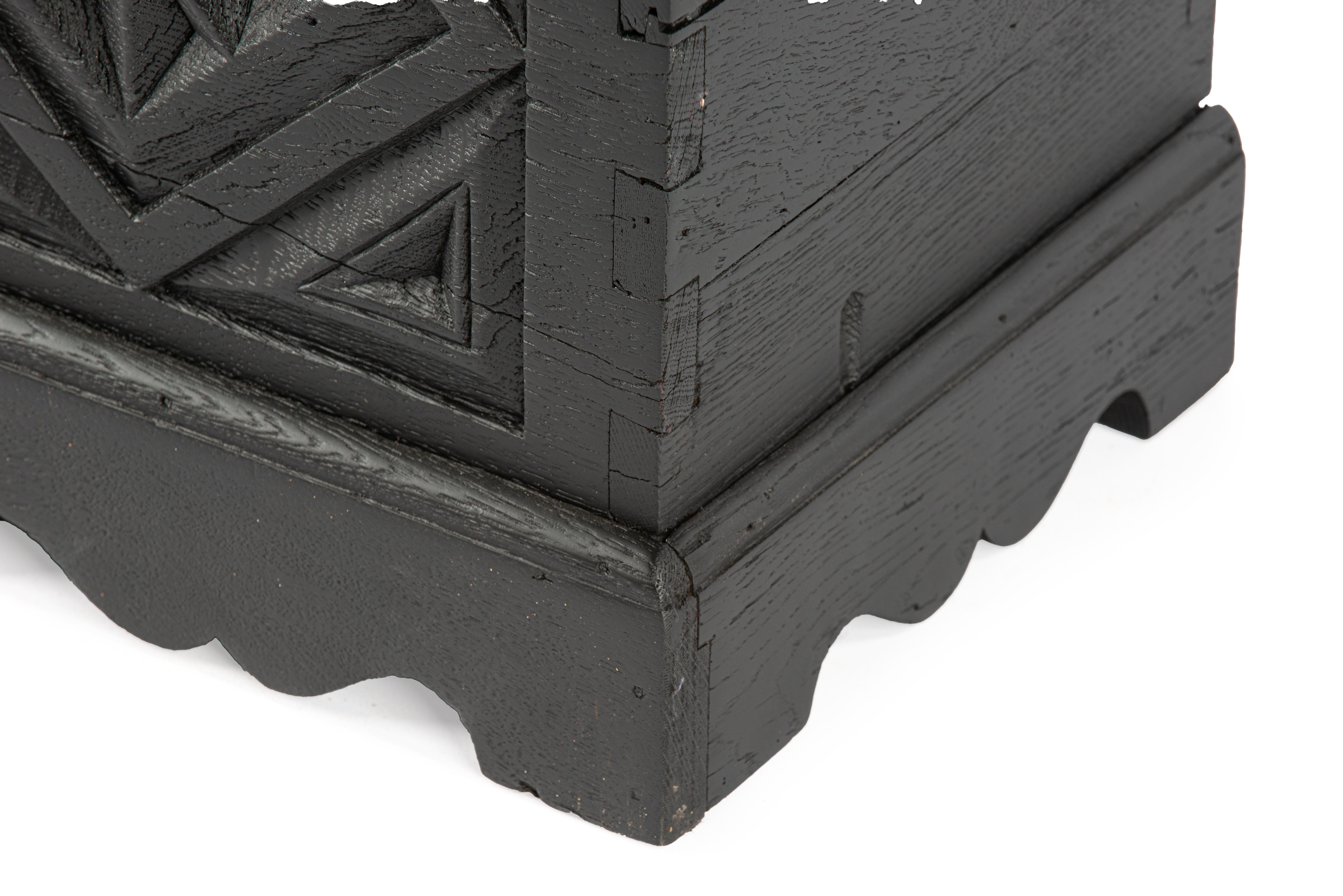 Petit coffre ancien allemand en chêne massif noirci avec des sculptures complexes. en vente 1