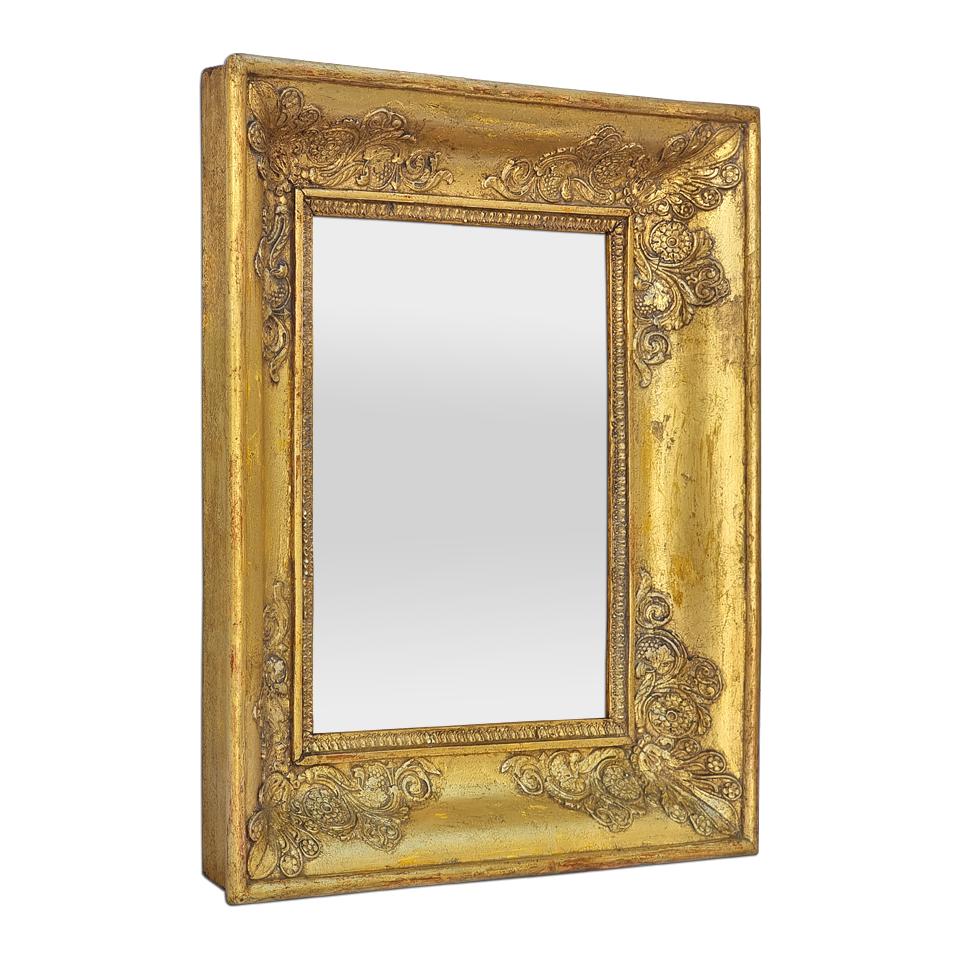 Small French Restauration period gilded mirror, circa 1830. Decorated with palmettes in the corners and 