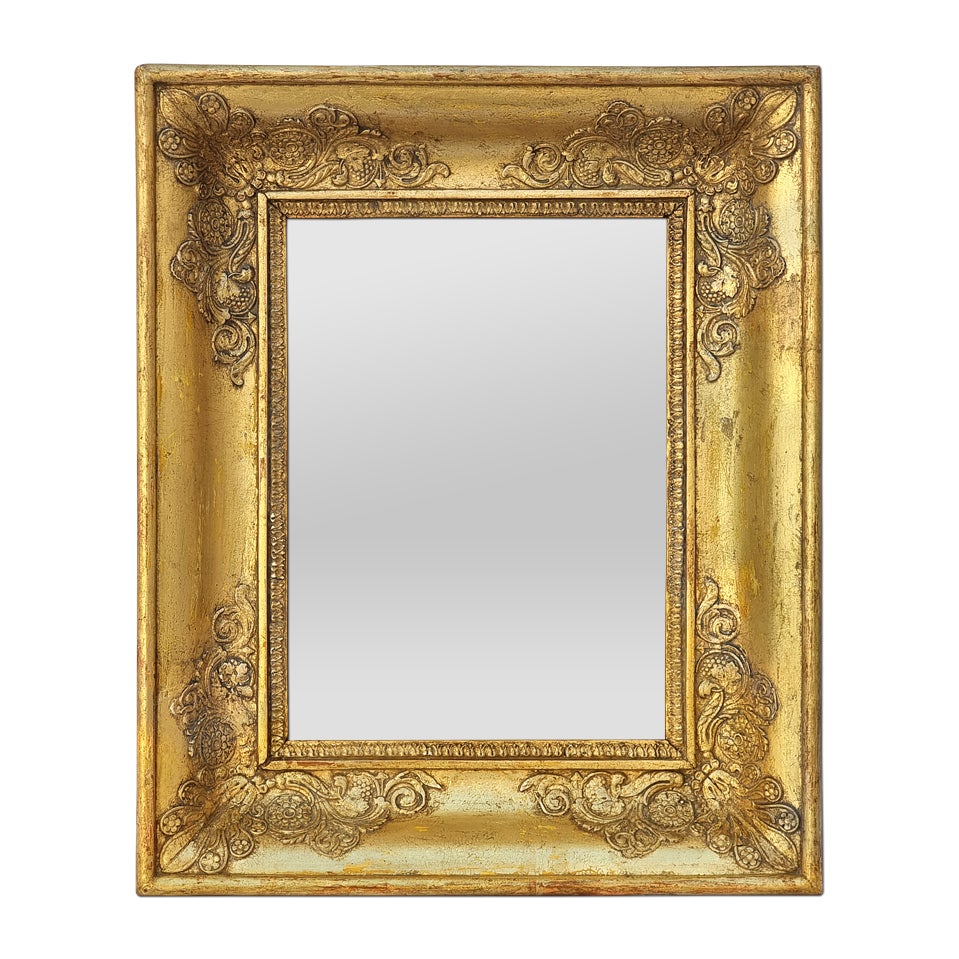 Pequeño espejo de pared antiguo de madera dorada, época de la Restauración Francesa, hacia 1830