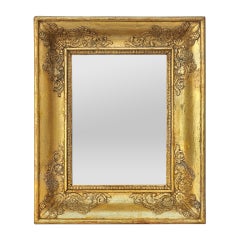 Pequeño espejo de pared antiguo de madera dorada, época de la Restauración Francesa, hacia 1830