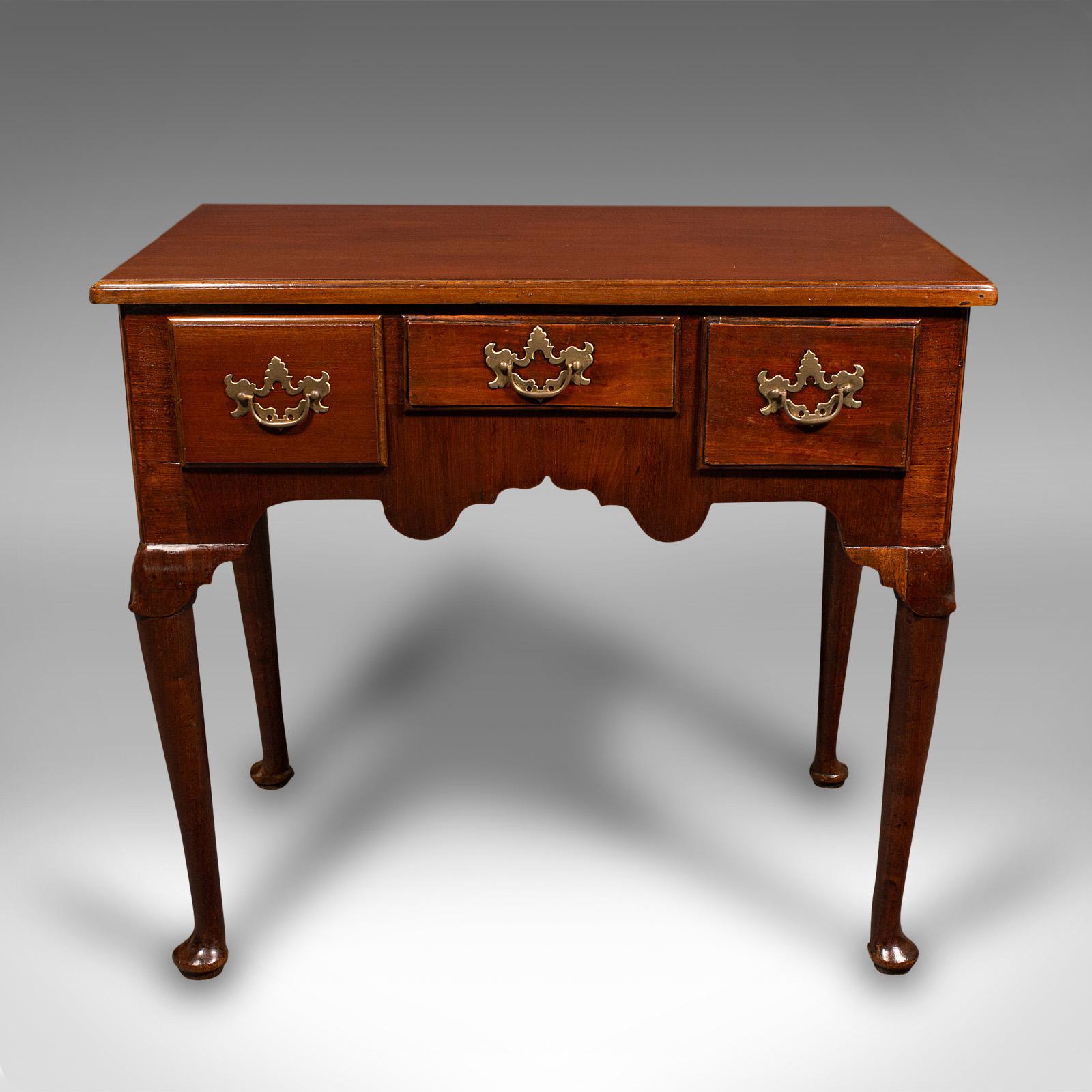 Il s'agit d'une petite table d'entrée ancienne. Une commode anglaise en acajou et en chêne, datant de la période géorgienne, vers 1780.

Proportions attrayantes et artisanat de qualité
Présentant une patine d'ancienneté souhaitable et en bon