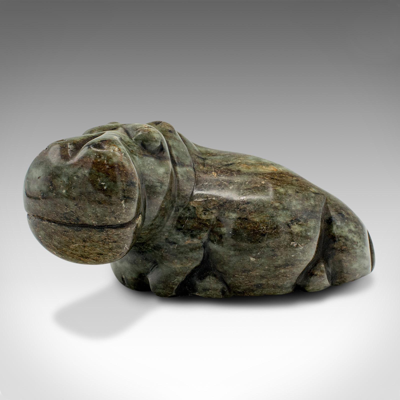 Il s'agit d'une petite figurine antique d'hippopotame. Animal africain en stéatite, sculpté à la main, datant de la fin de la période victorienne, vers 1900.

Adorable et jovial, avec un superbe intérêt pour la pierre
Présente une patine vieillie