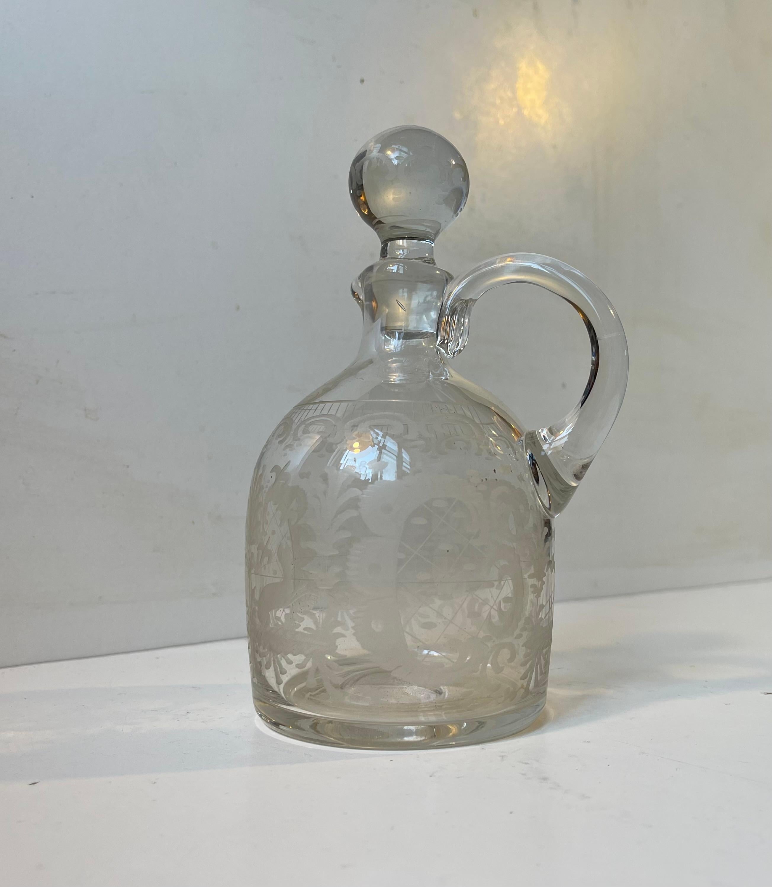 Danois Petite carafe Holmegaard en verre gravé, années 1900 en vente