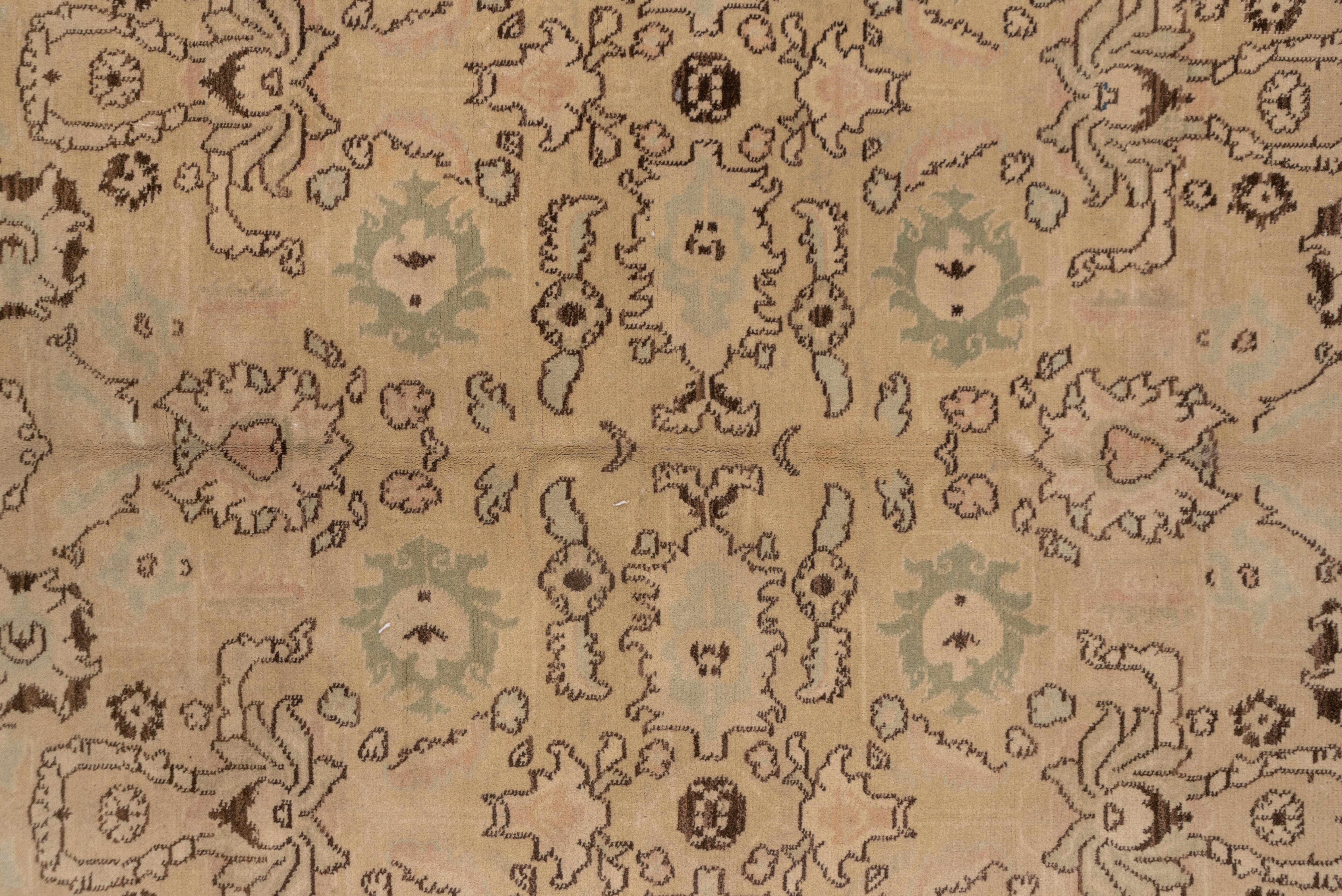 Antiker indischer Agra-Teppich, ca. 1920er Jahre, weiche Palette im Zustand „Hervorragend“ im Angebot in New York, NY