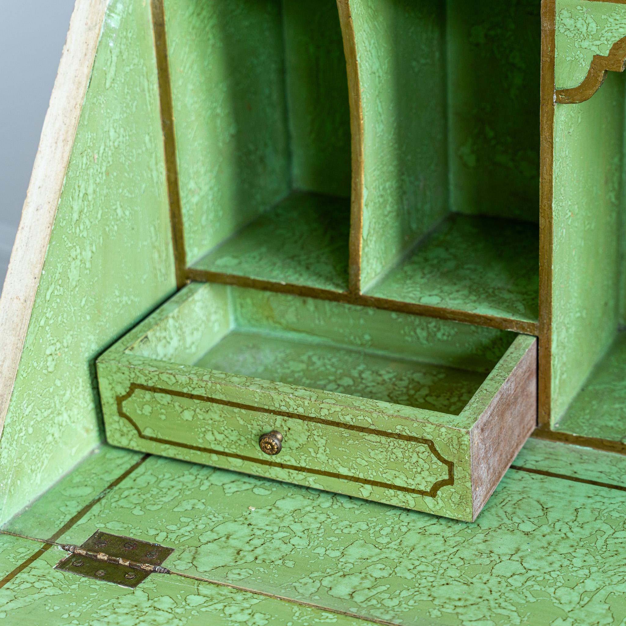 Petit bureau scriban italien ancien à façade tombante peint à la main en Chinoiserie vénitienne en vente 11