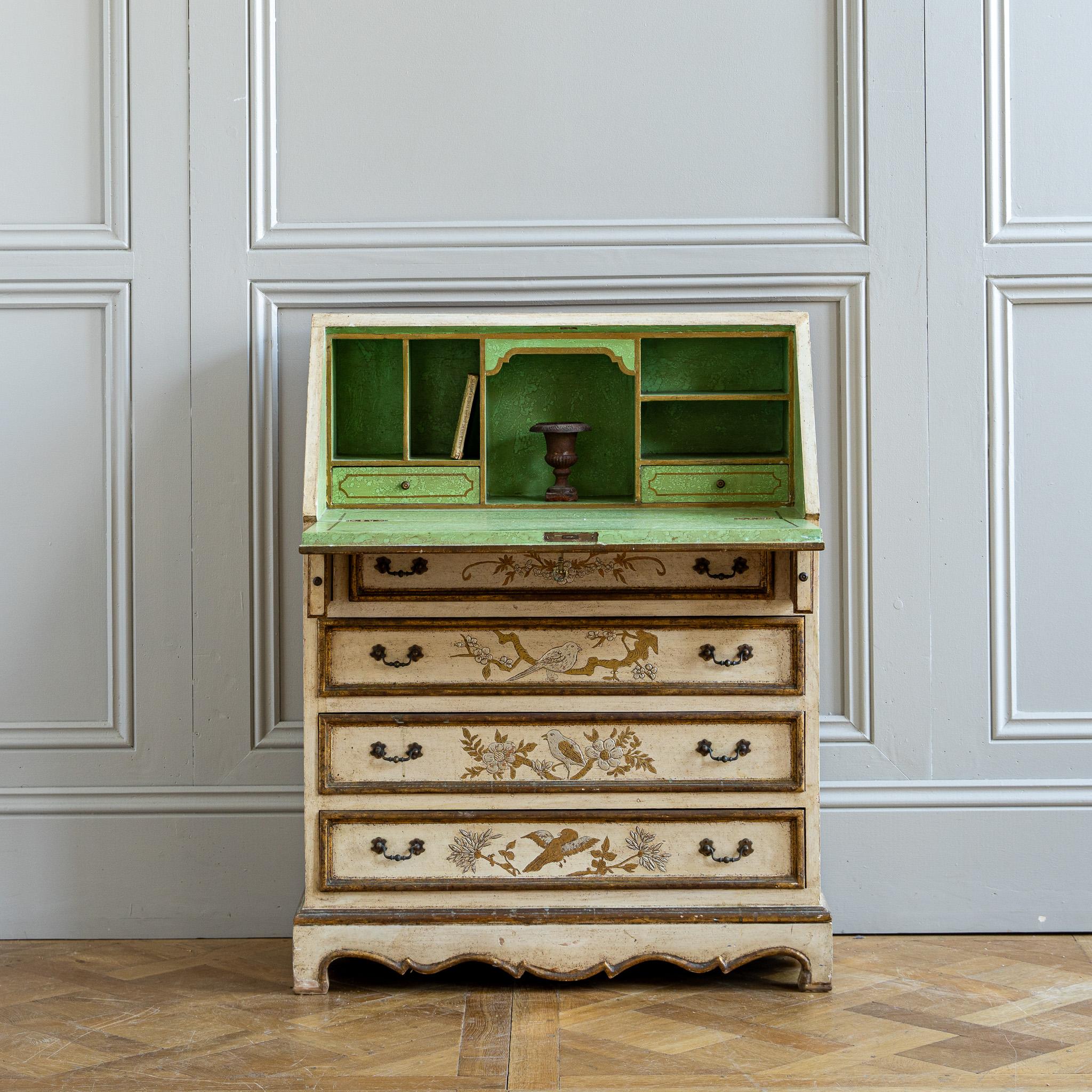 Peint à la main Petit bureau scriban italien ancien à façade tombante peint à la main en Chinoiserie vénitienne en vente