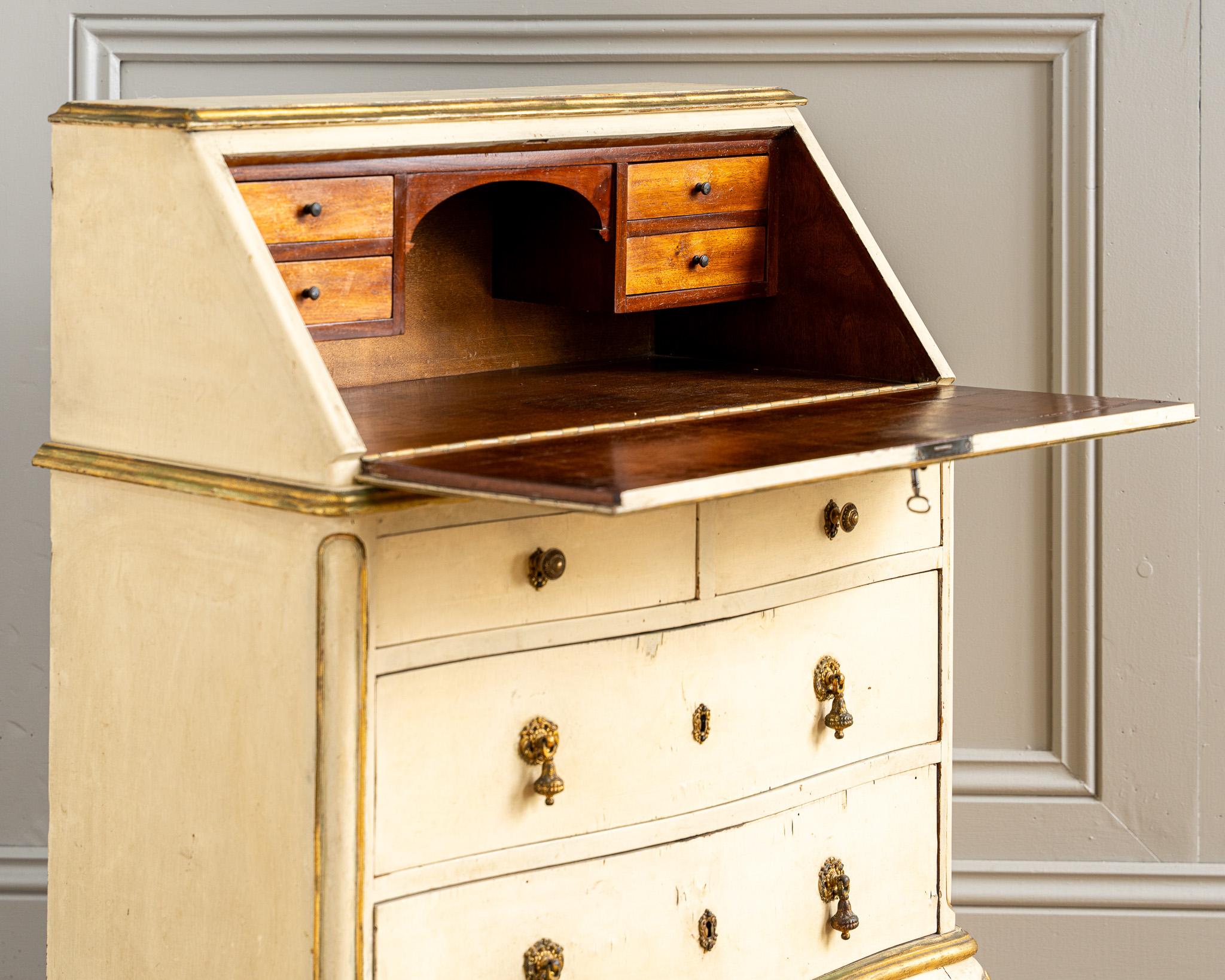 Small Antique Italian Drop-Front Scriban Desk In Original Paint And Gilt Accents im Angebot 4