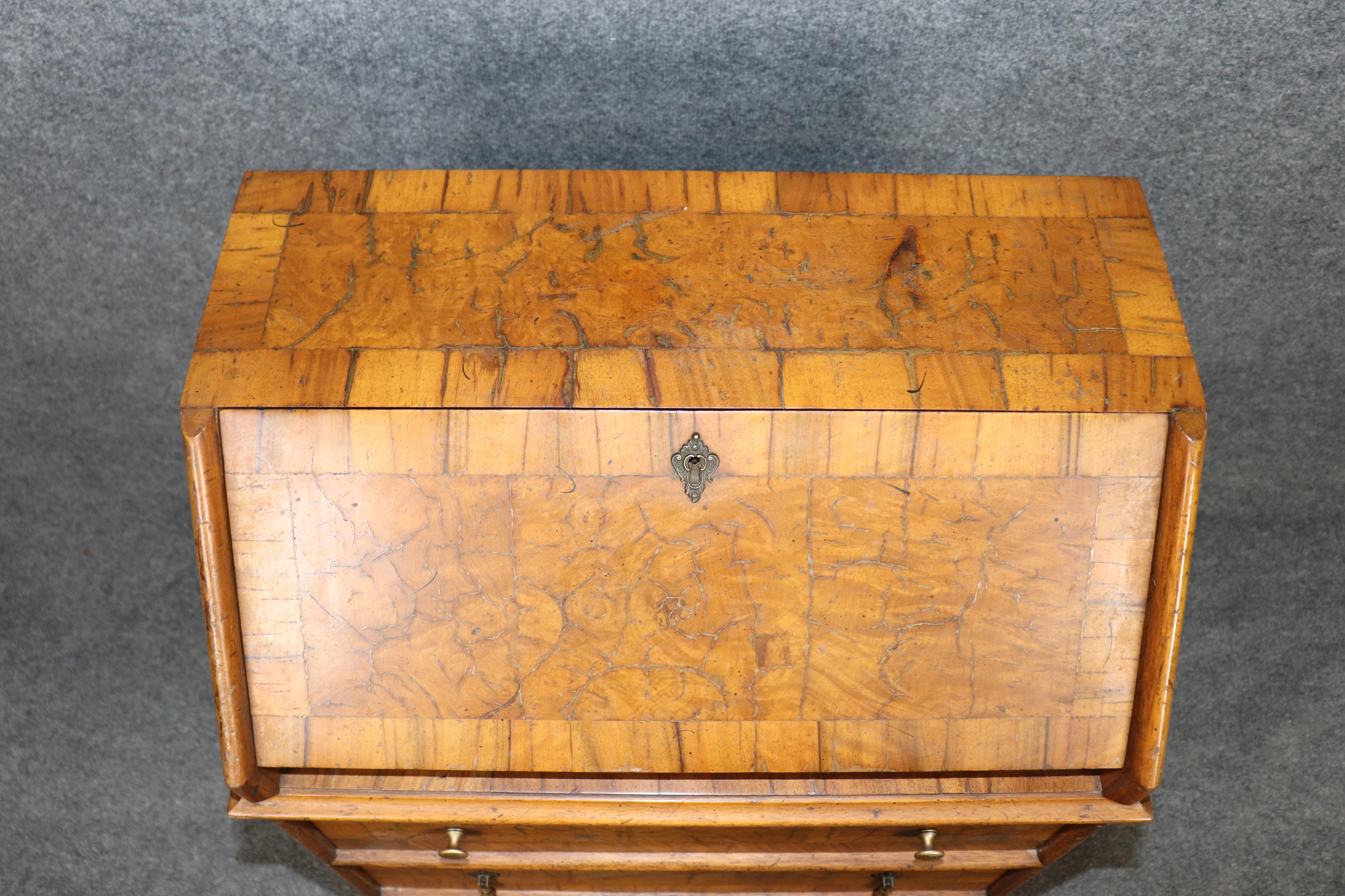Petit bureau secrétaire italien ancien en bois de fruitier C. C. 1930 en vente 4