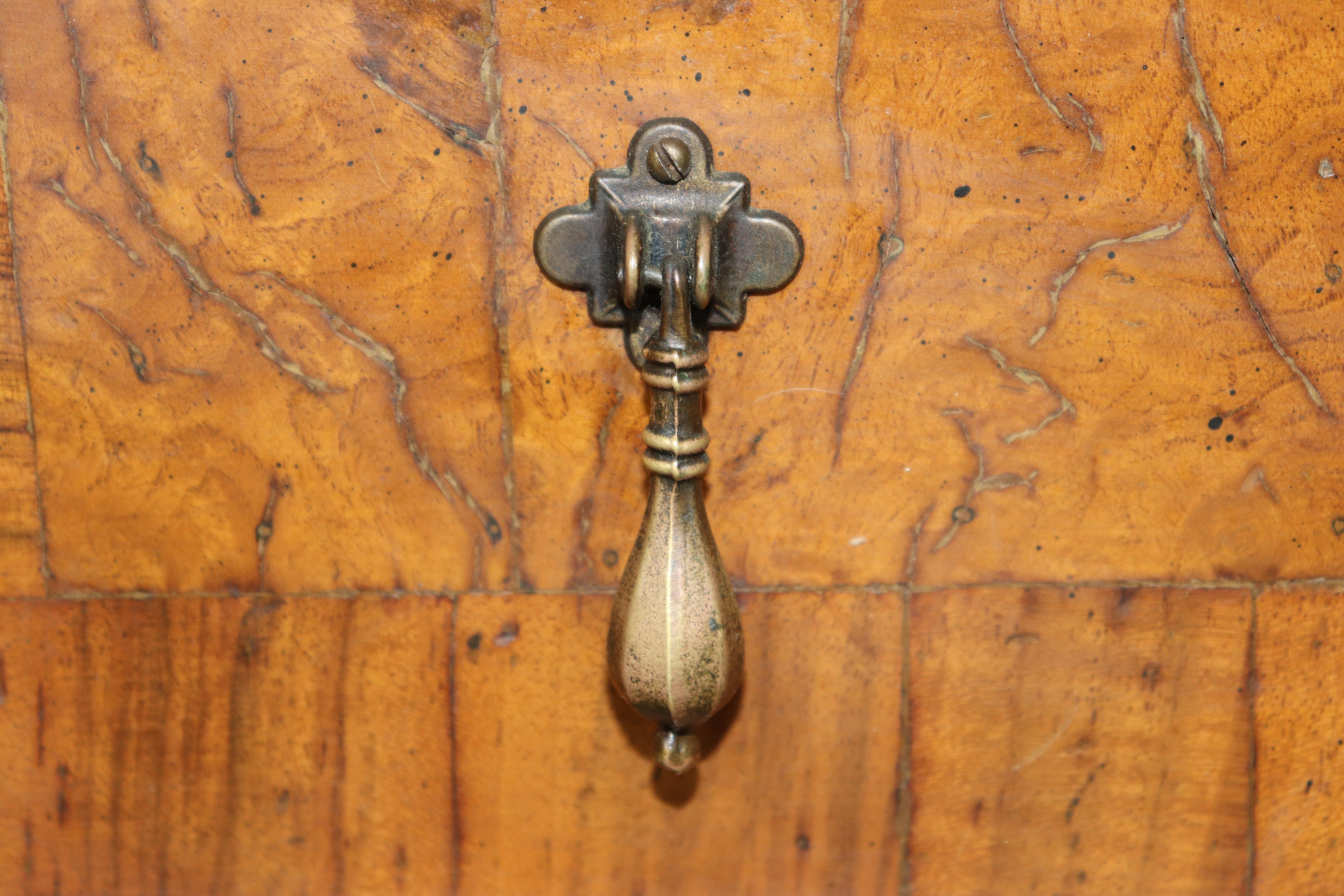 Petit bureau secrétaire italien ancien en bois de fruitier C. C. 1930 en vente 9