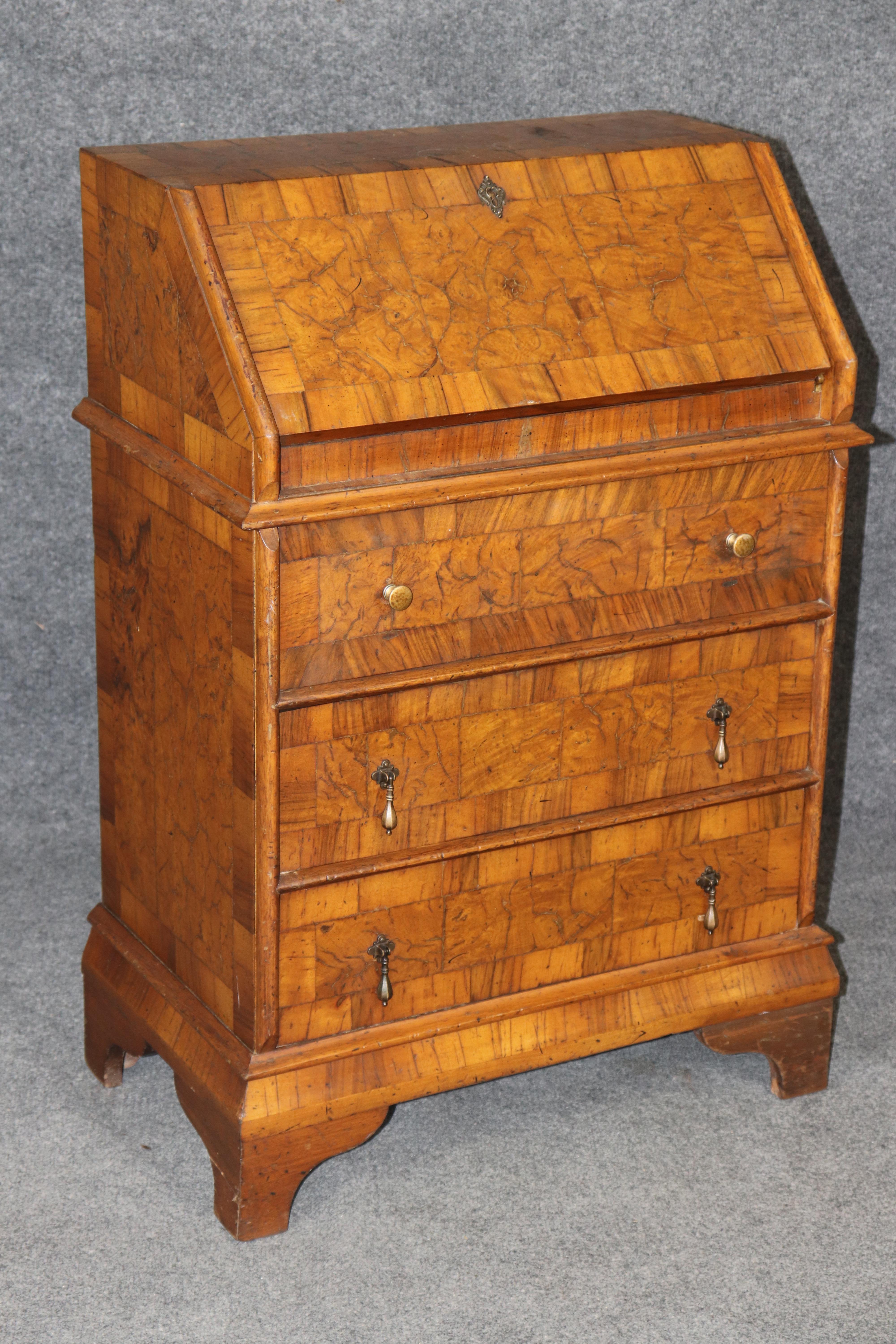 Dimensions - H : 35 1/4 in W : 25 po D : 14 1/2 po  

Charmant et plein de caractère, ce petit bureau secrétaire italien antique ou vintage, datant des années 1930, est un mélange parfait de fonctionnalité et d'élégance du monde ancien. Fabriquée en