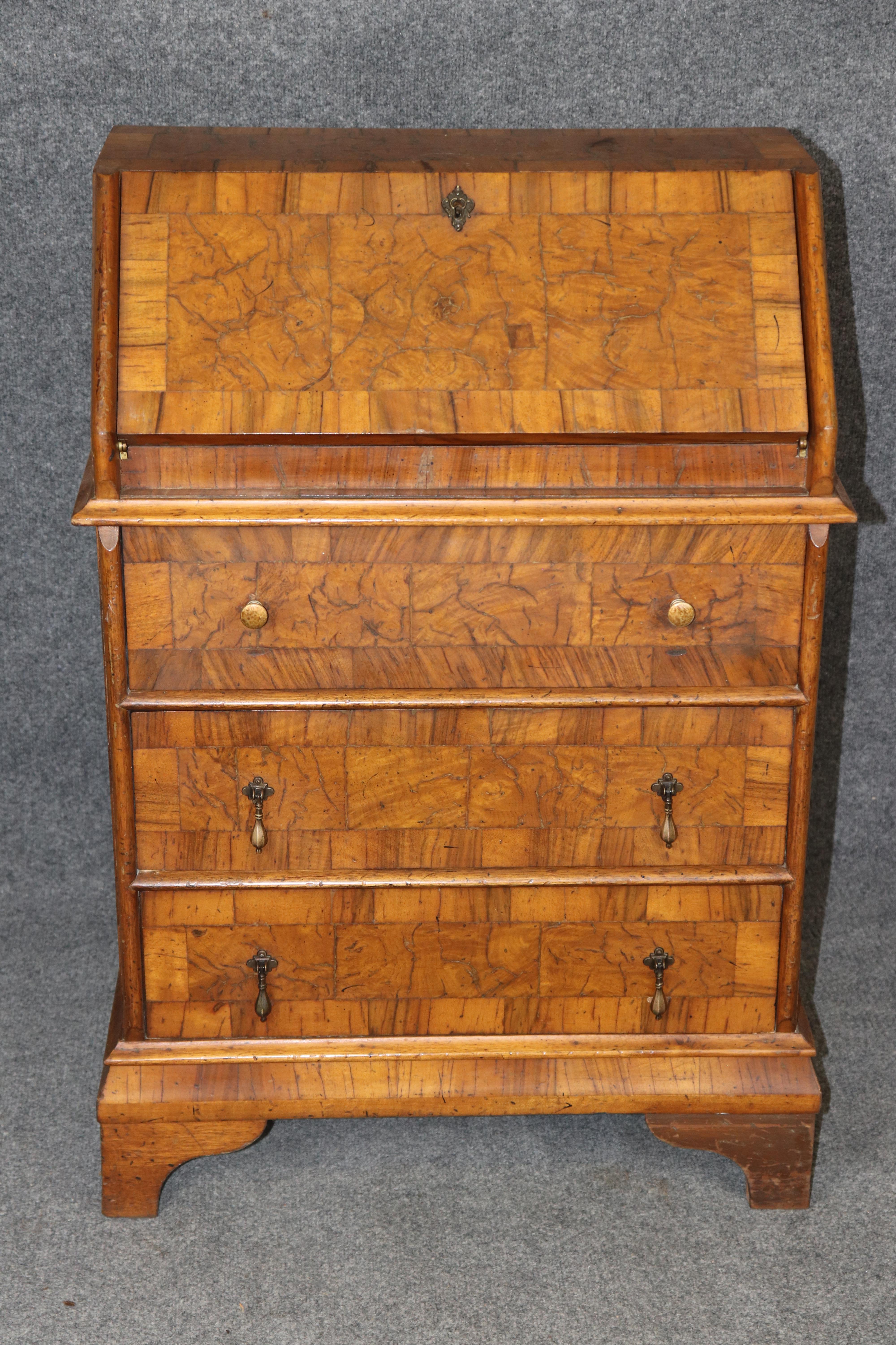 Sculpté à la main Petit bureau secrétaire italien ancien en bois de fruitier C. C. 1930 en vente
