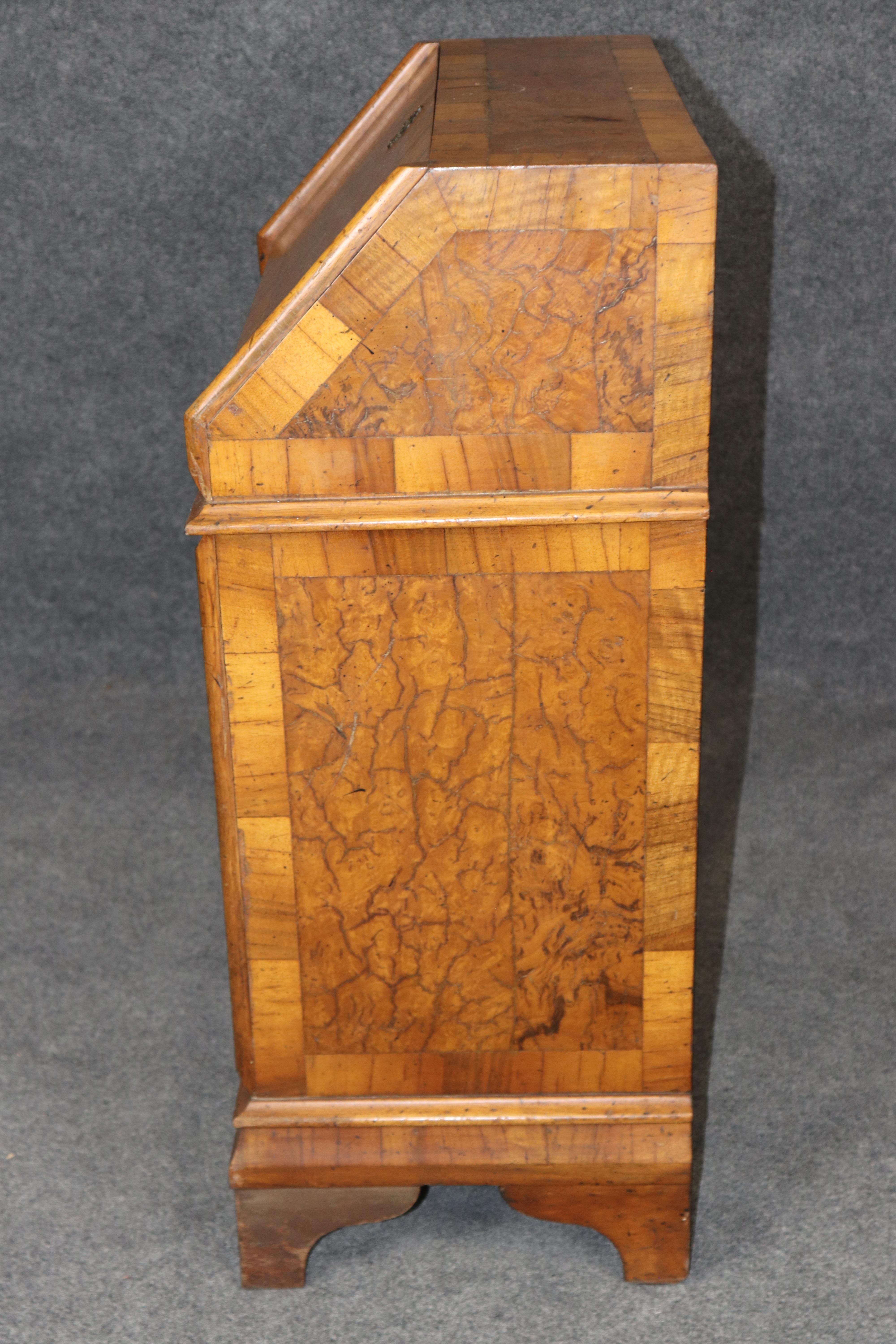 Petit bureau secrétaire italien ancien en bois de fruitier C. C. 1930 Bon état - En vente à Swedesboro, NJ