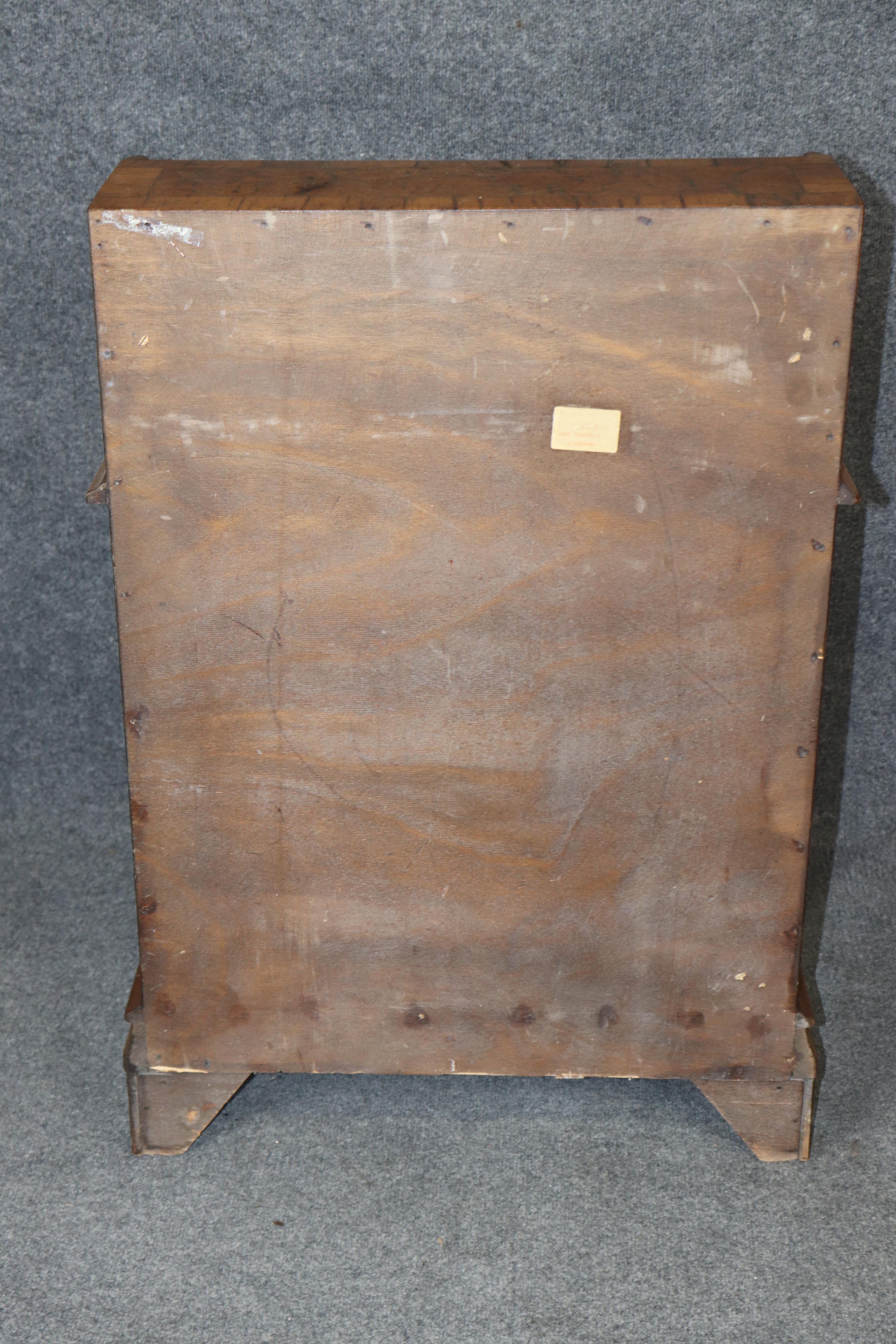 20ième siècle Petit bureau secrétaire italien ancien en bois de fruitier C. C. 1930 en vente