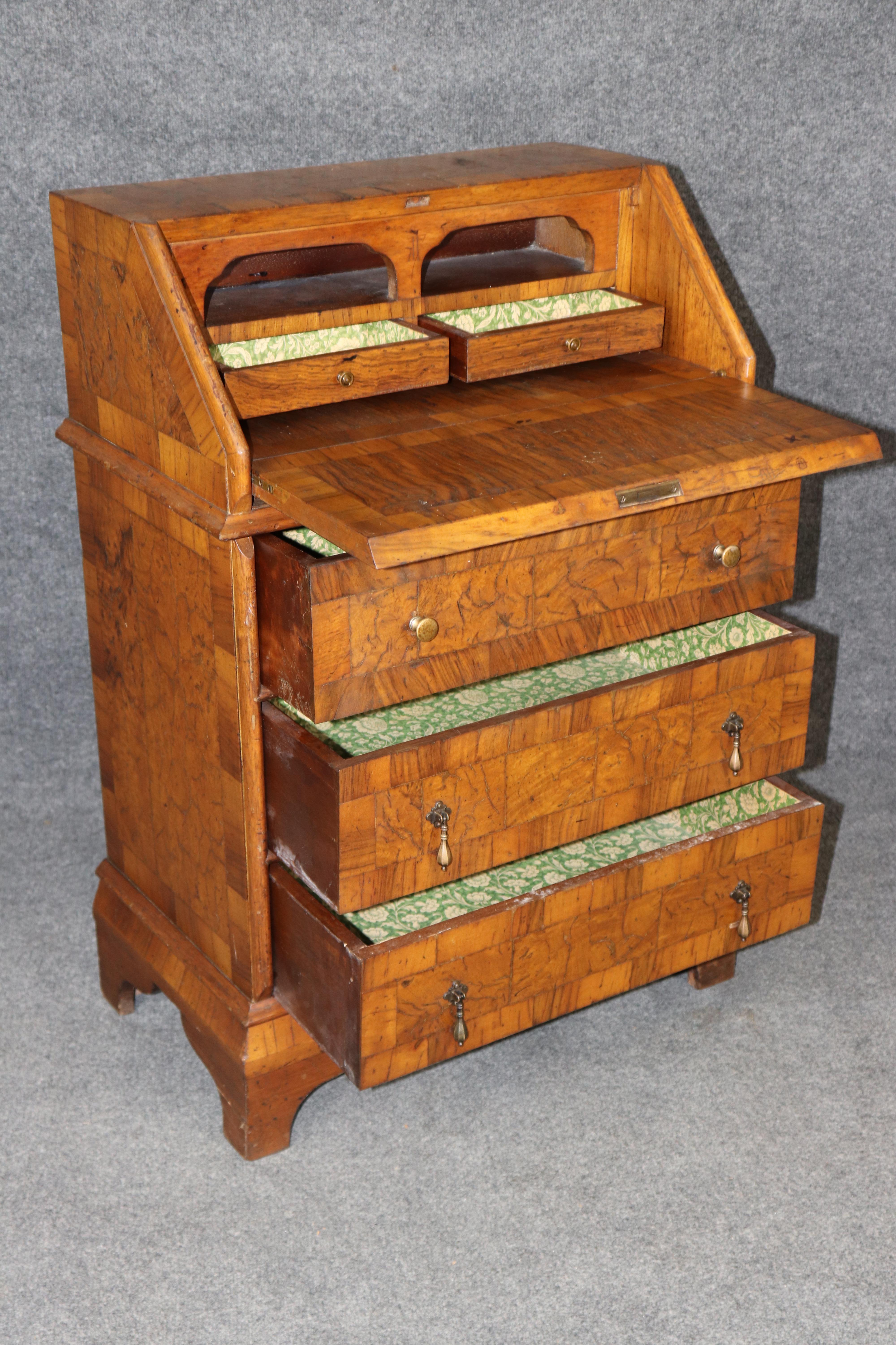 Petit bureau secrétaire italien ancien en bois de fruitier C. C. 1930 en vente 1