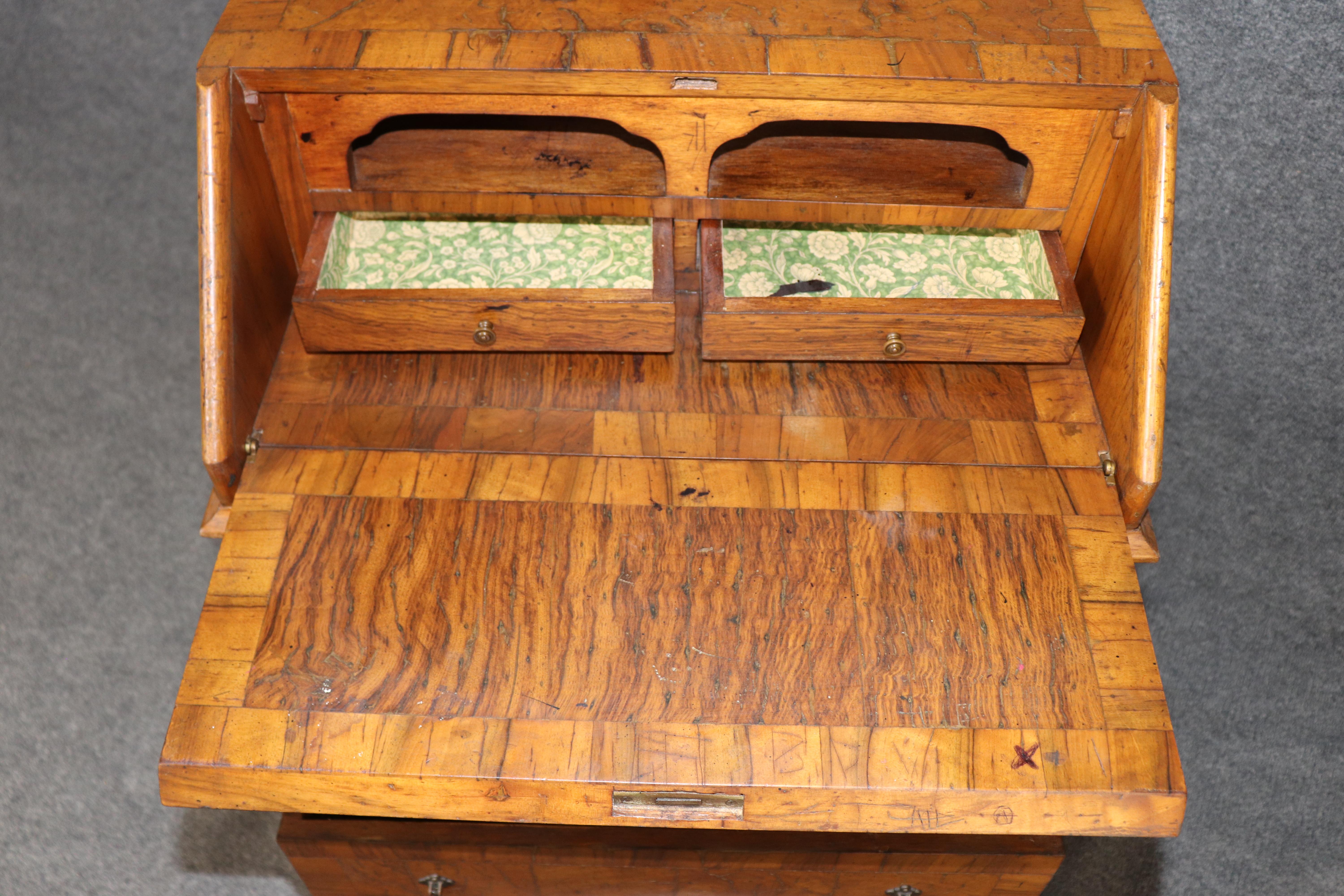 Petit bureau secrétaire italien ancien en bois de fruitier C. C. 1930 en vente 2
