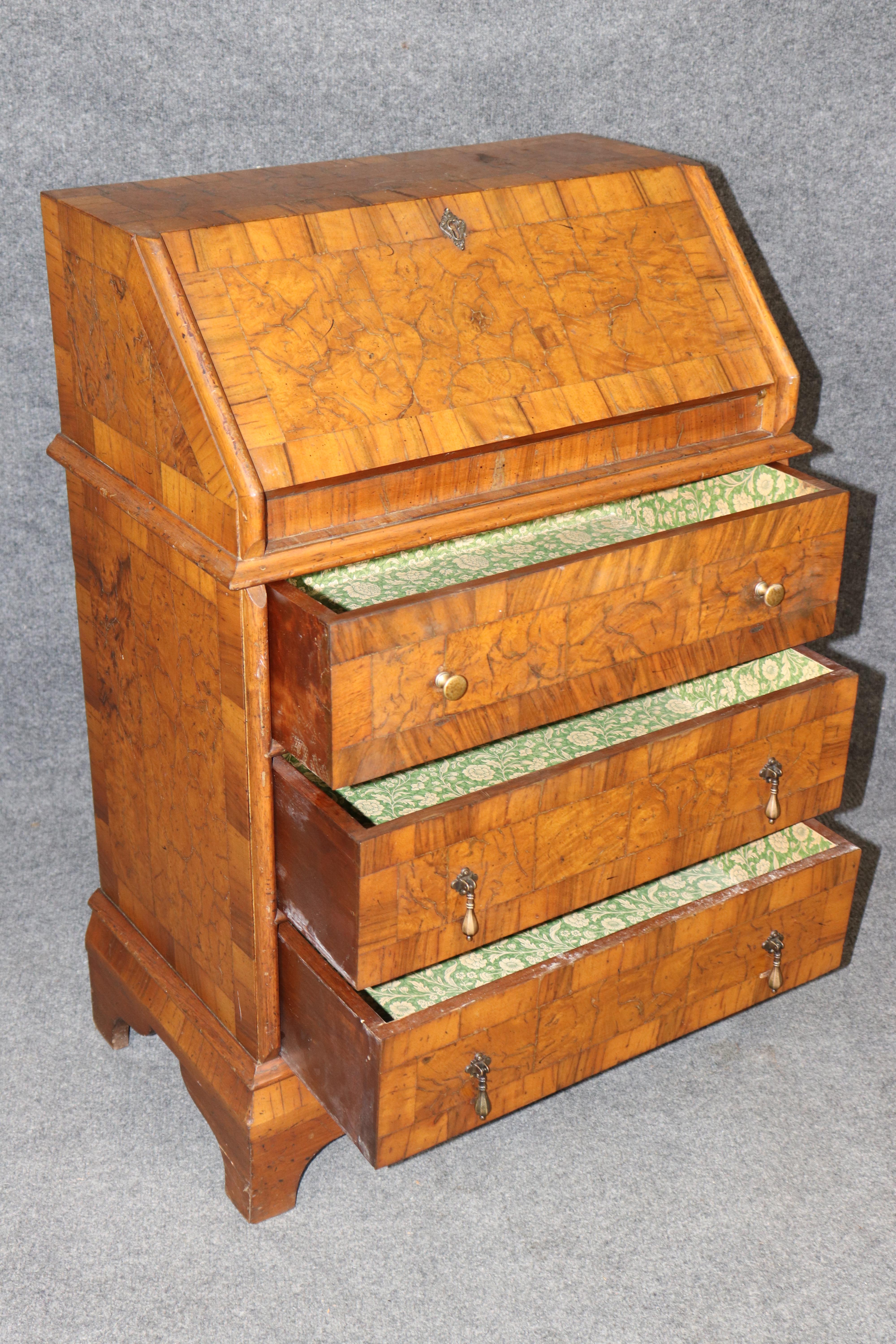 Petit bureau secrétaire italien ancien en bois de fruitier C. C. 1930 en vente 3