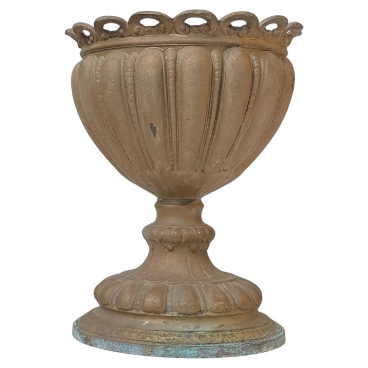 Pequeña Urna o Jardinera Italiana Antigua de Bronce en venta