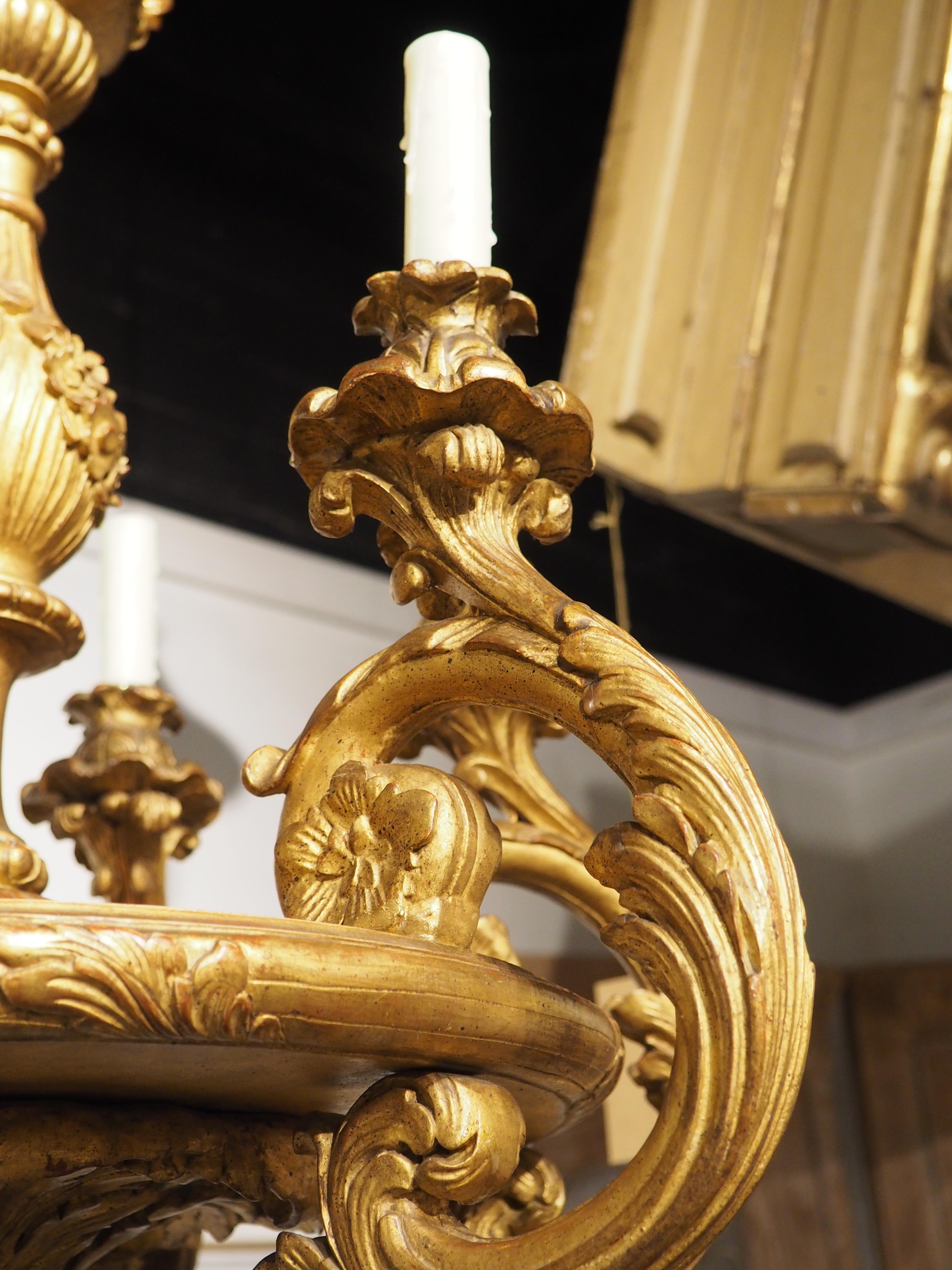 Antiker italienischer 6-Licht-Kronleuchter aus vergoldetem Holz, um 1860 im Angebot 4