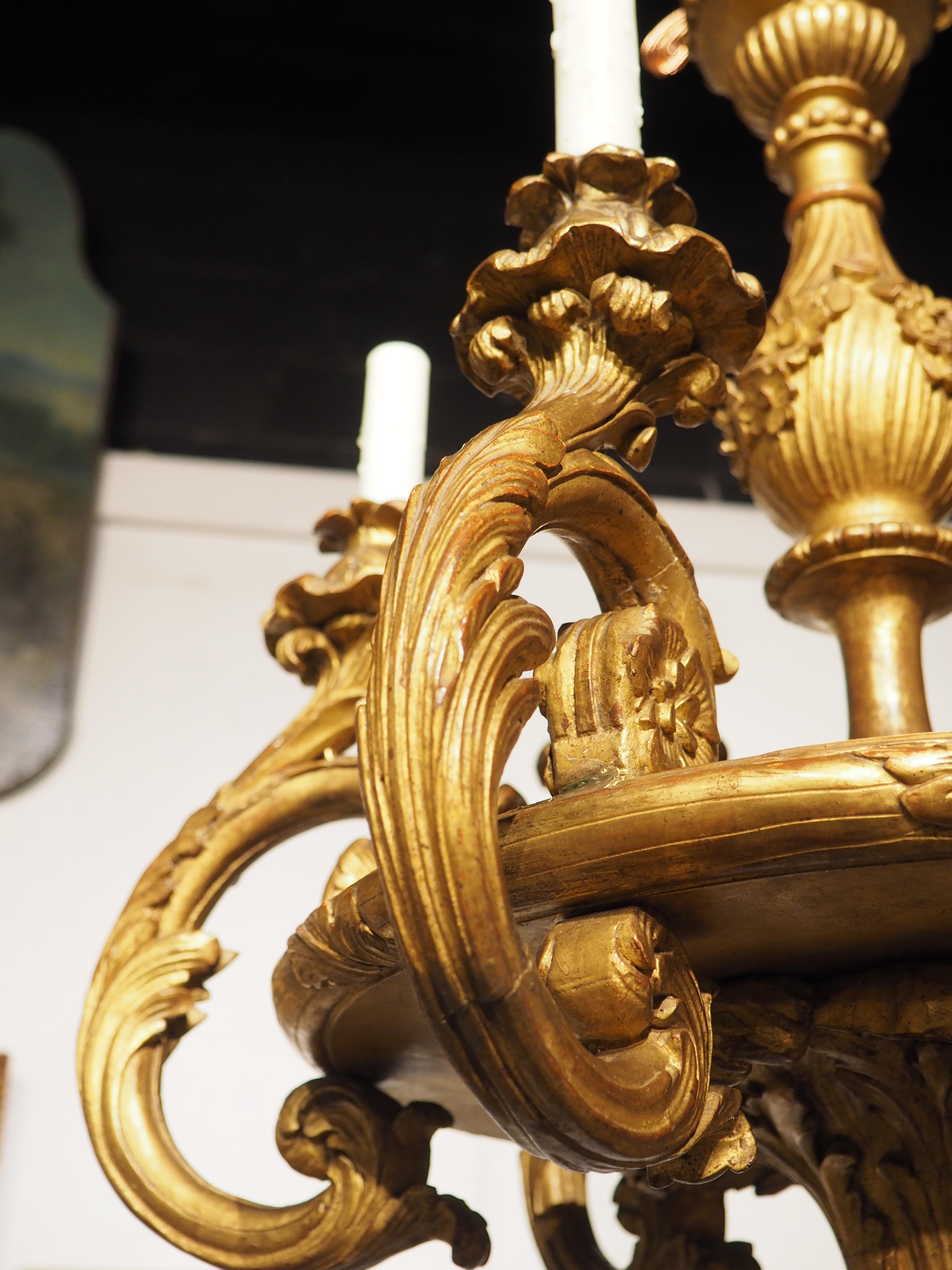 Antiker italienischer 6-Licht-Kronleuchter aus vergoldetem Holz, um 1860 im Angebot 5