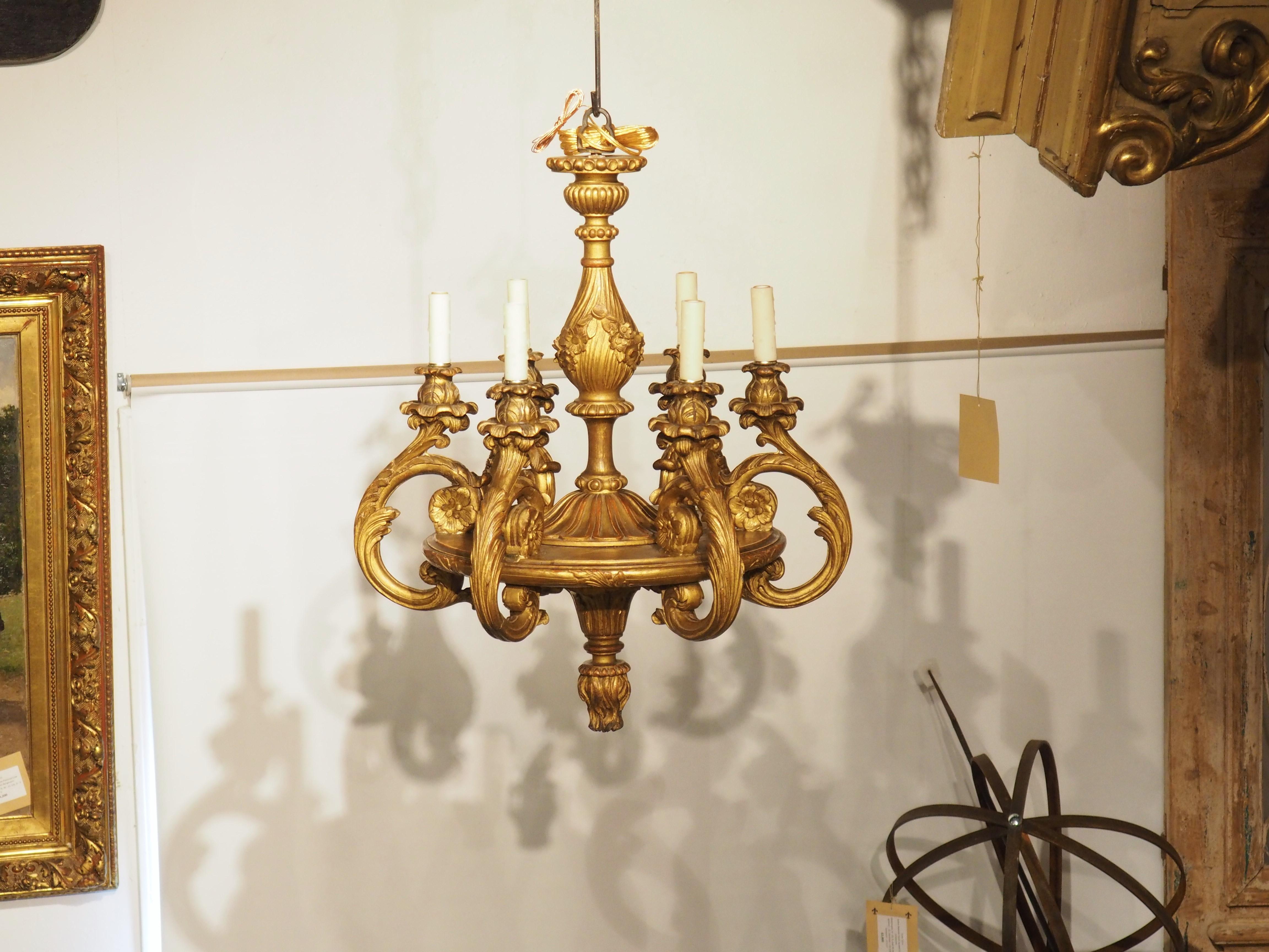Antiker italienischer 6-Licht-Kronleuchter aus vergoldetem Holz, um 1860 (Italienisch) im Angebot