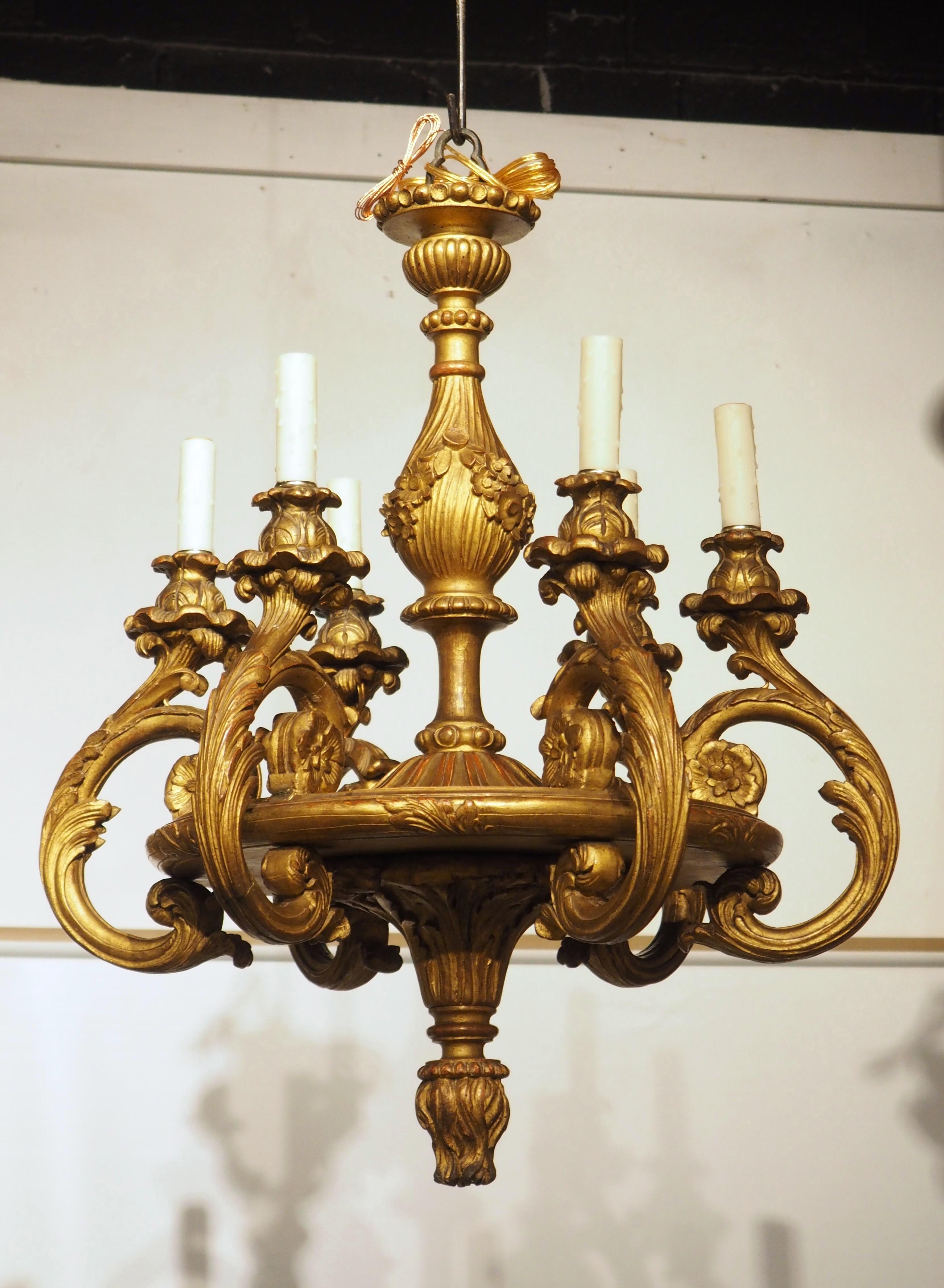 Antiker italienischer 6-Licht-Kronleuchter aus vergoldetem Holz, um 1860 im Zustand „Gut“ im Angebot in Dallas, TX