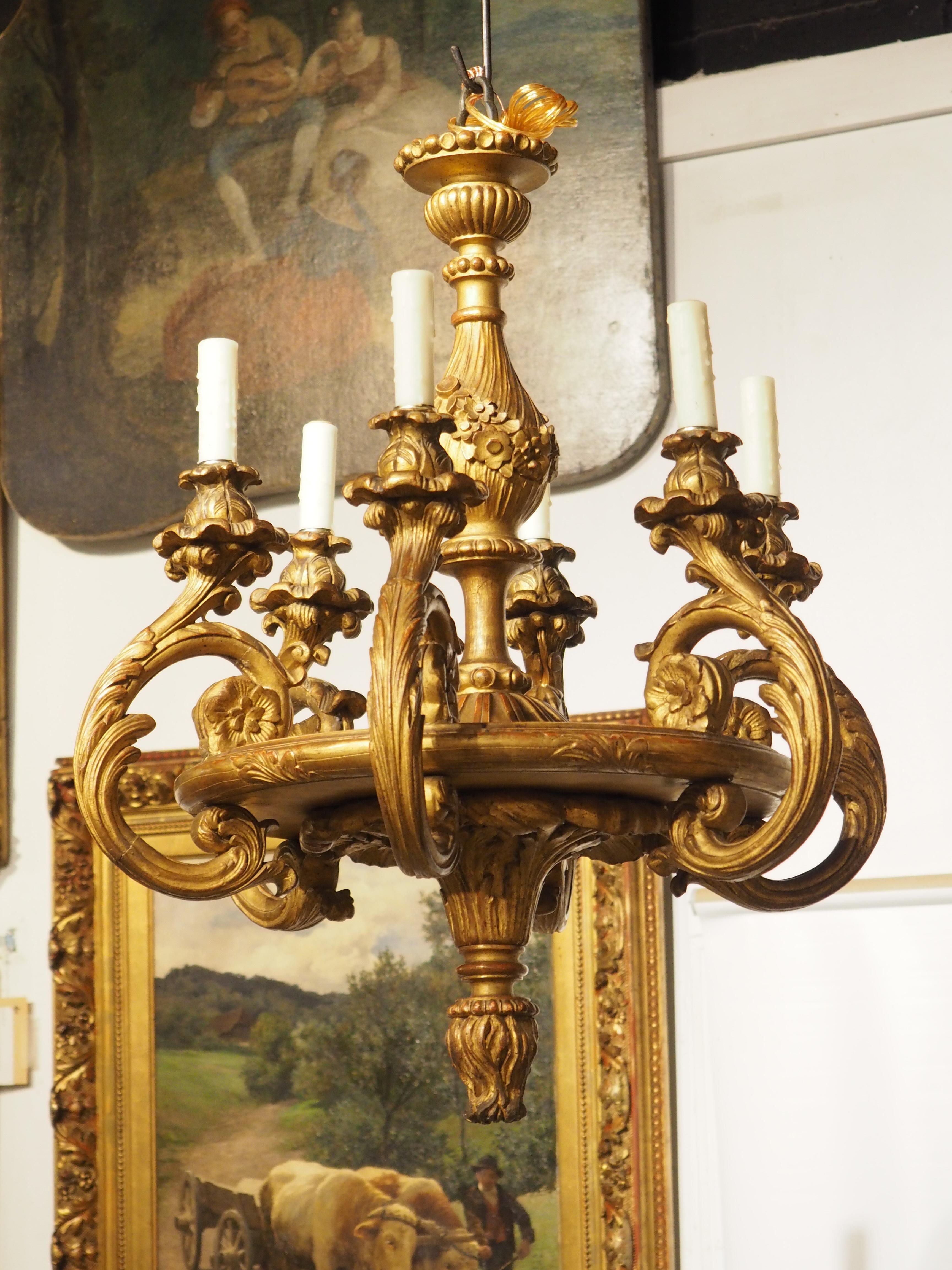 Antiker italienischer 6-Licht-Kronleuchter aus vergoldetem Holz, um 1860 (19. Jahrhundert) im Angebot
