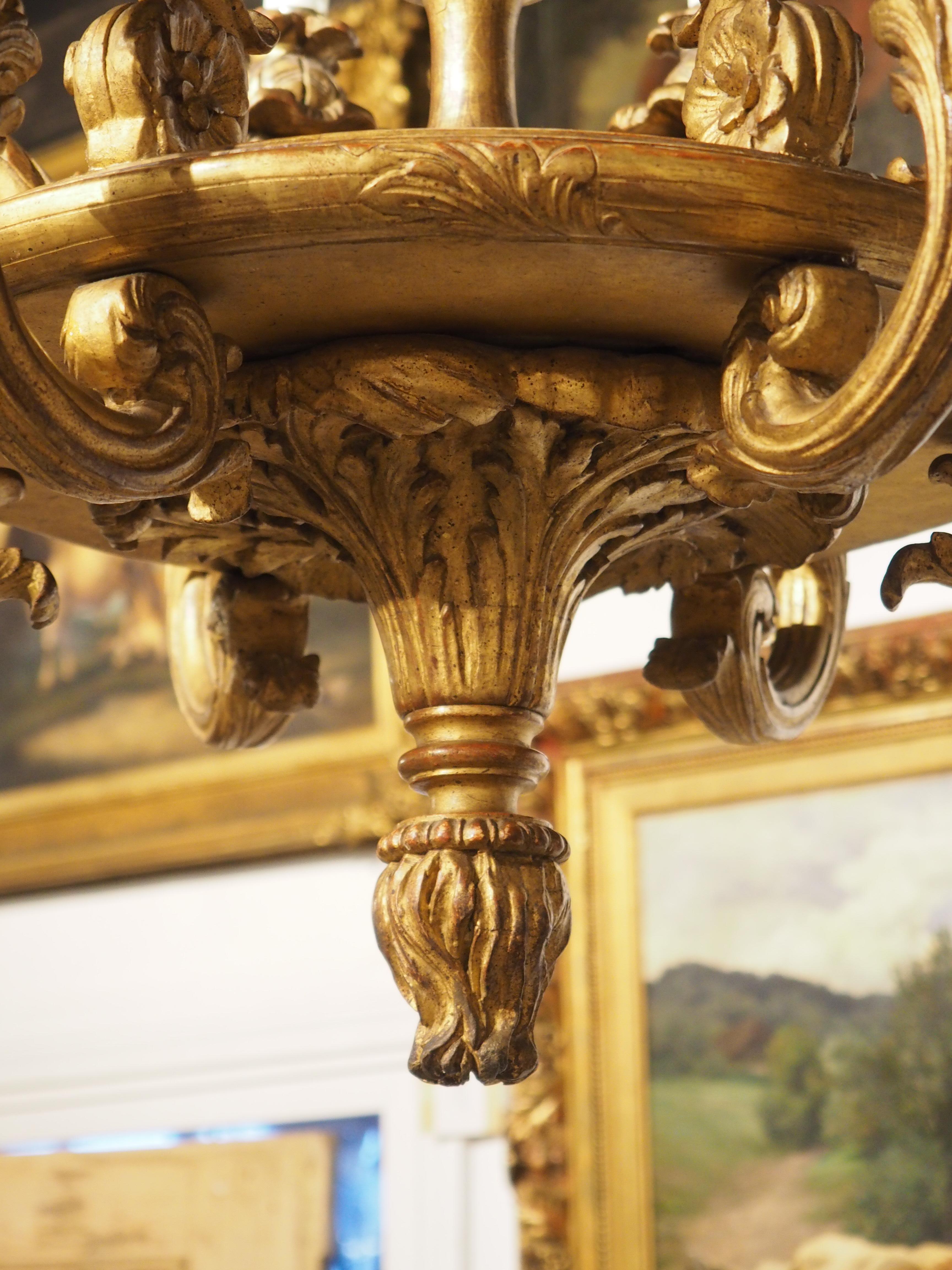 Antiker italienischer 6-Licht-Kronleuchter aus vergoldetem Holz, um 1860 im Angebot 2