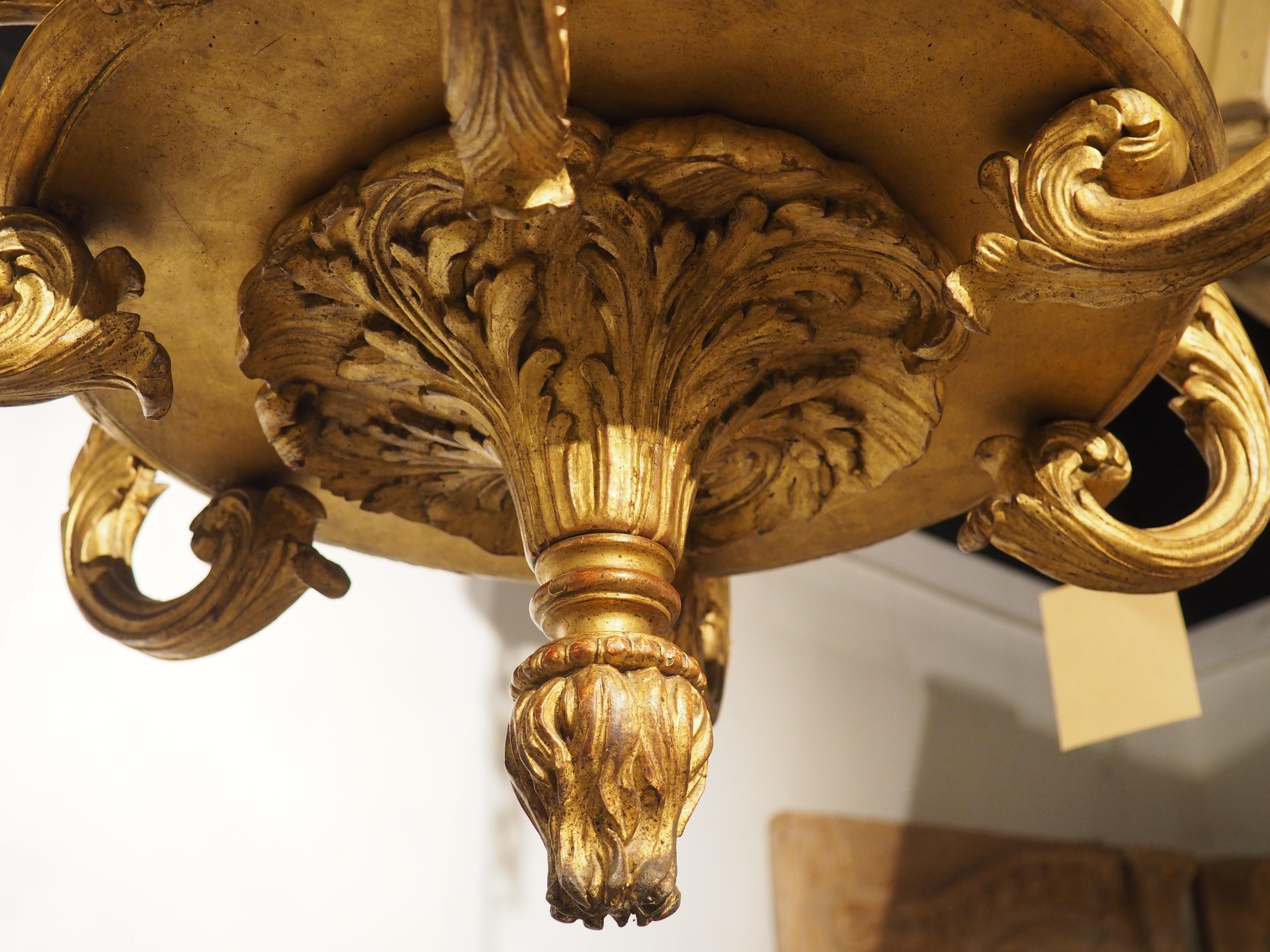 Antiker italienischer 6-Licht-Kronleuchter aus vergoldetem Holz, um 1860 im Angebot 3