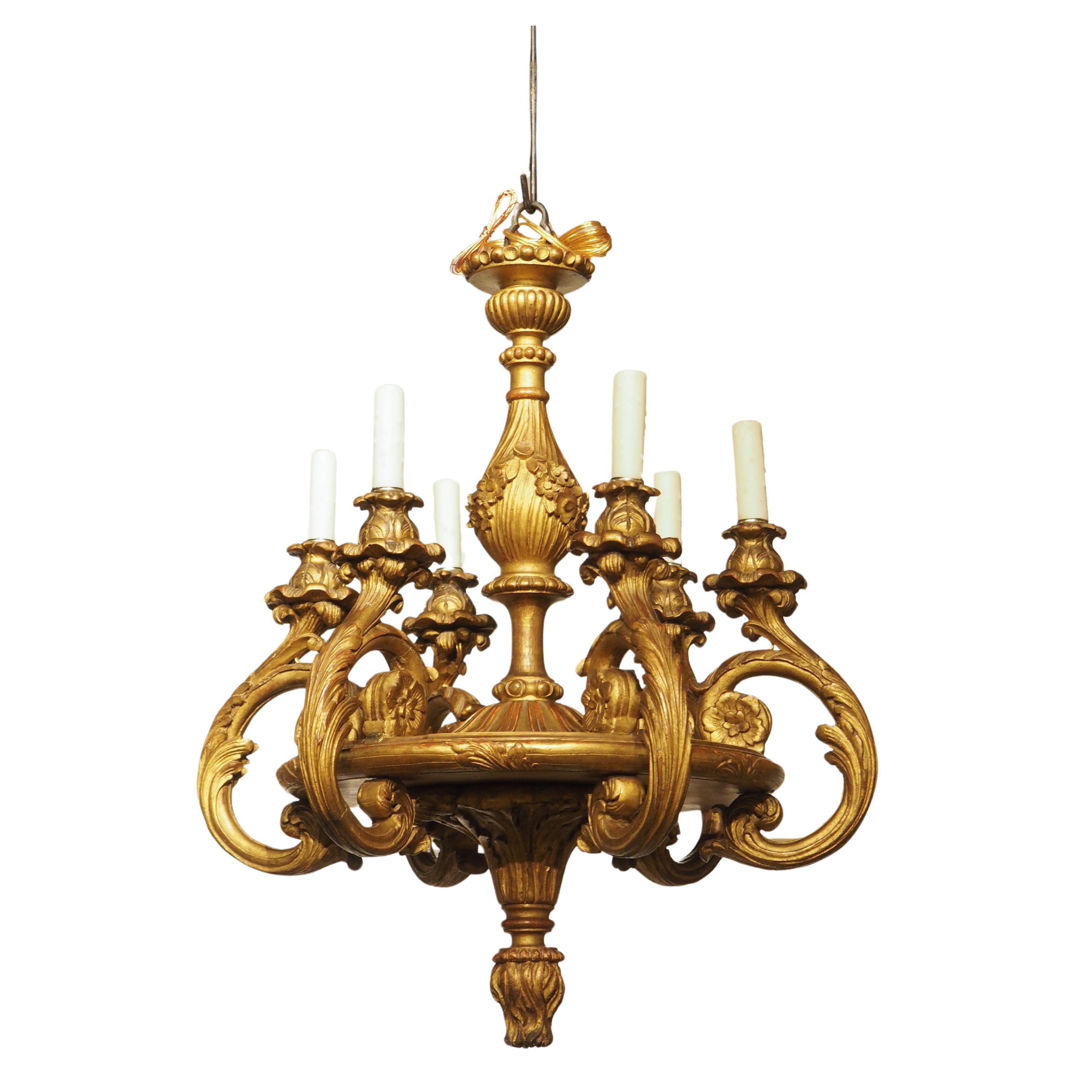 Antiker italienischer 6-Licht-Kronleuchter aus vergoldetem Holz, um 1860 im Angebot
