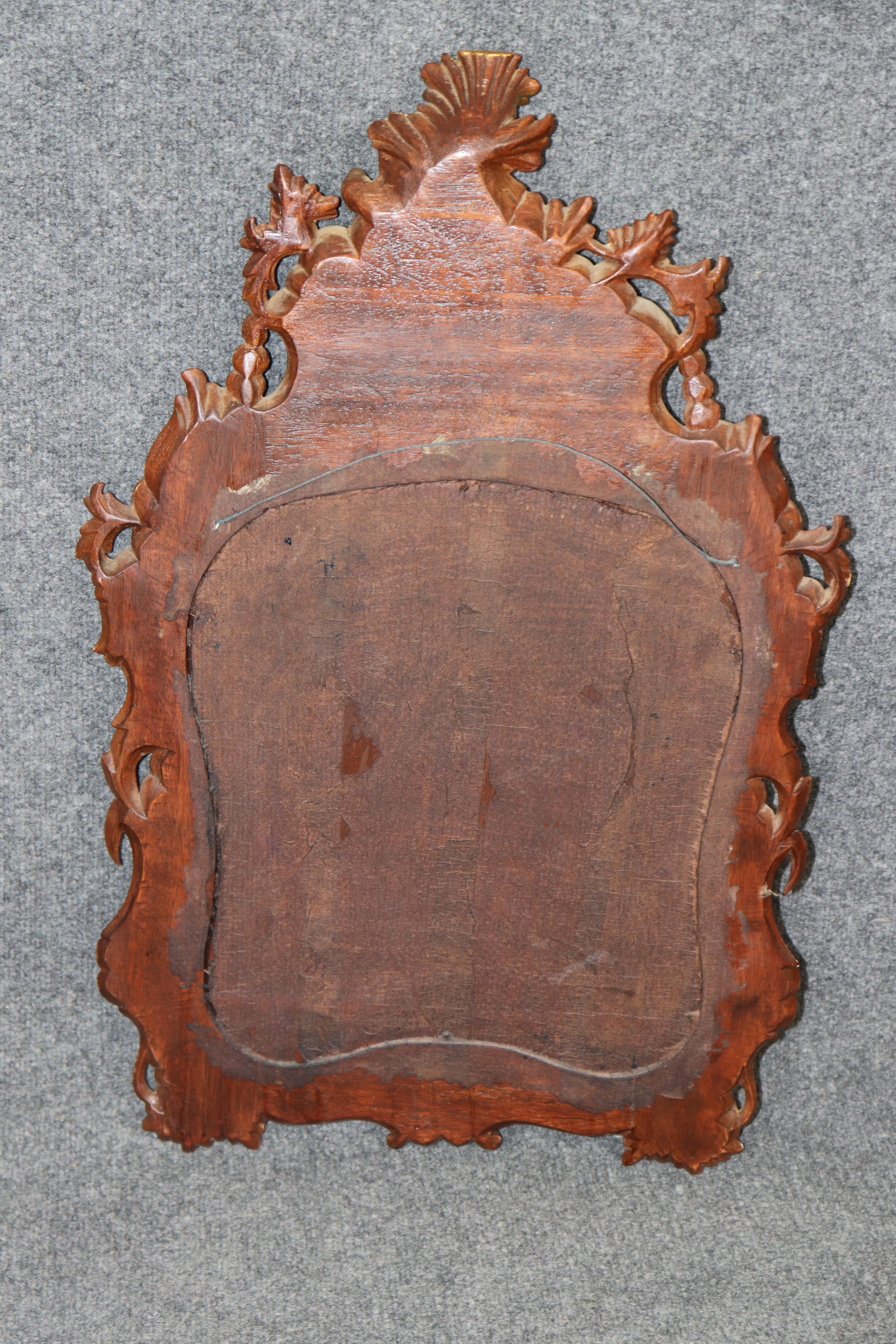 Rococo Petit miroir italien ancien de style rococo en bois sculpté et doré en vente