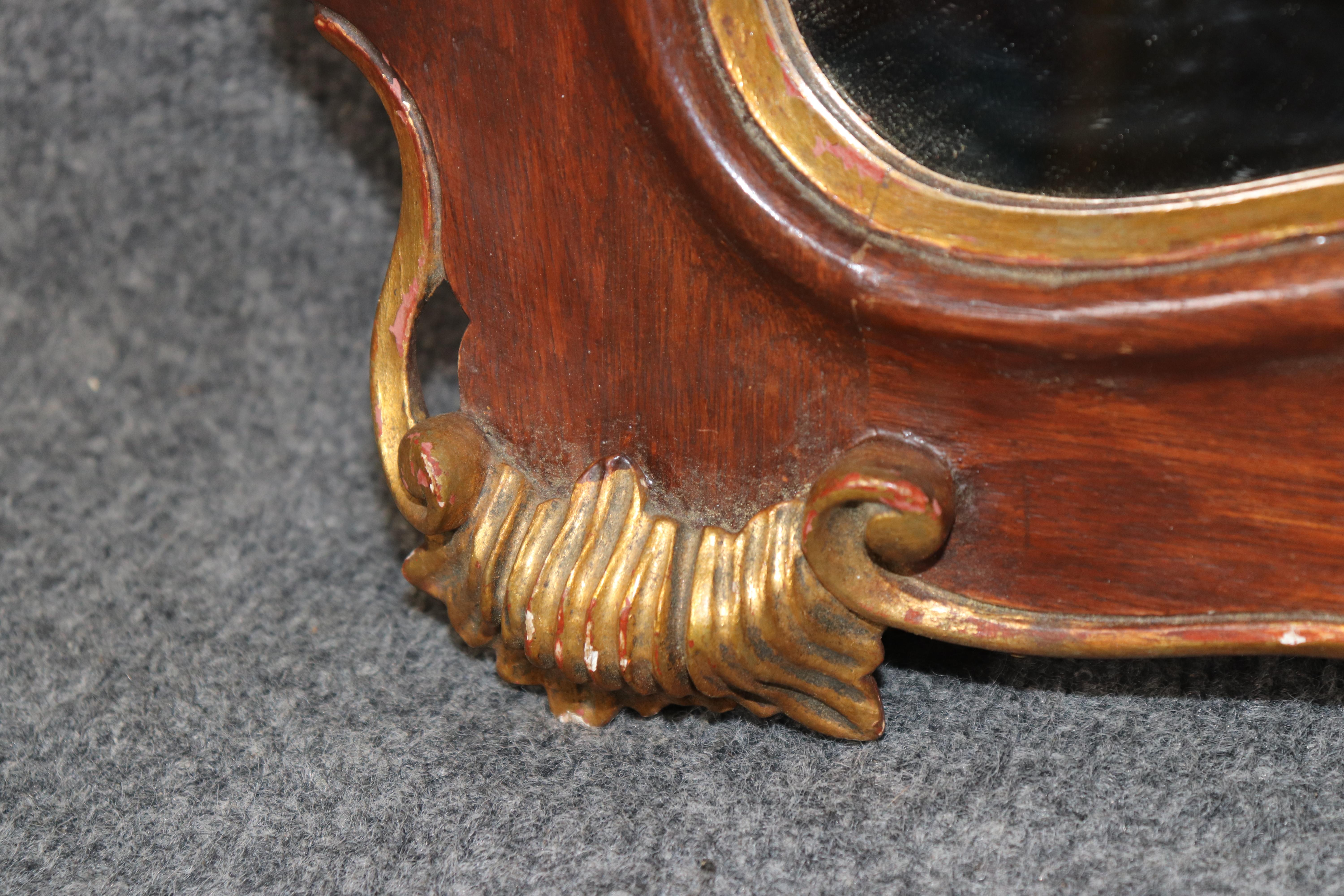 Petit miroir italien ancien de style rococo en bois sculpté et doré Bon état - En vente à Swedesboro, NJ