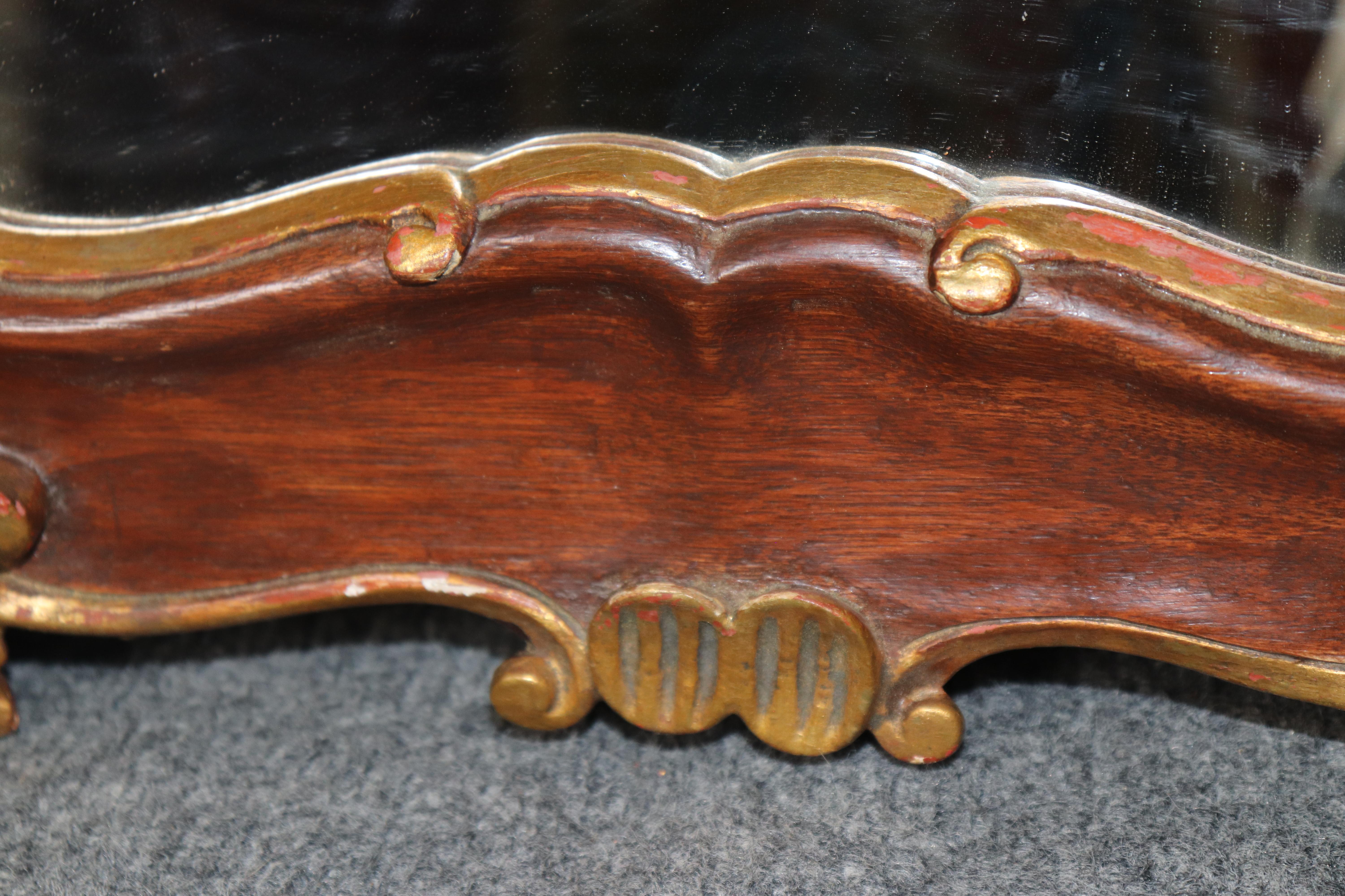 20ième siècle Petit miroir italien ancien de style rococo en bois sculpté et doré en vente