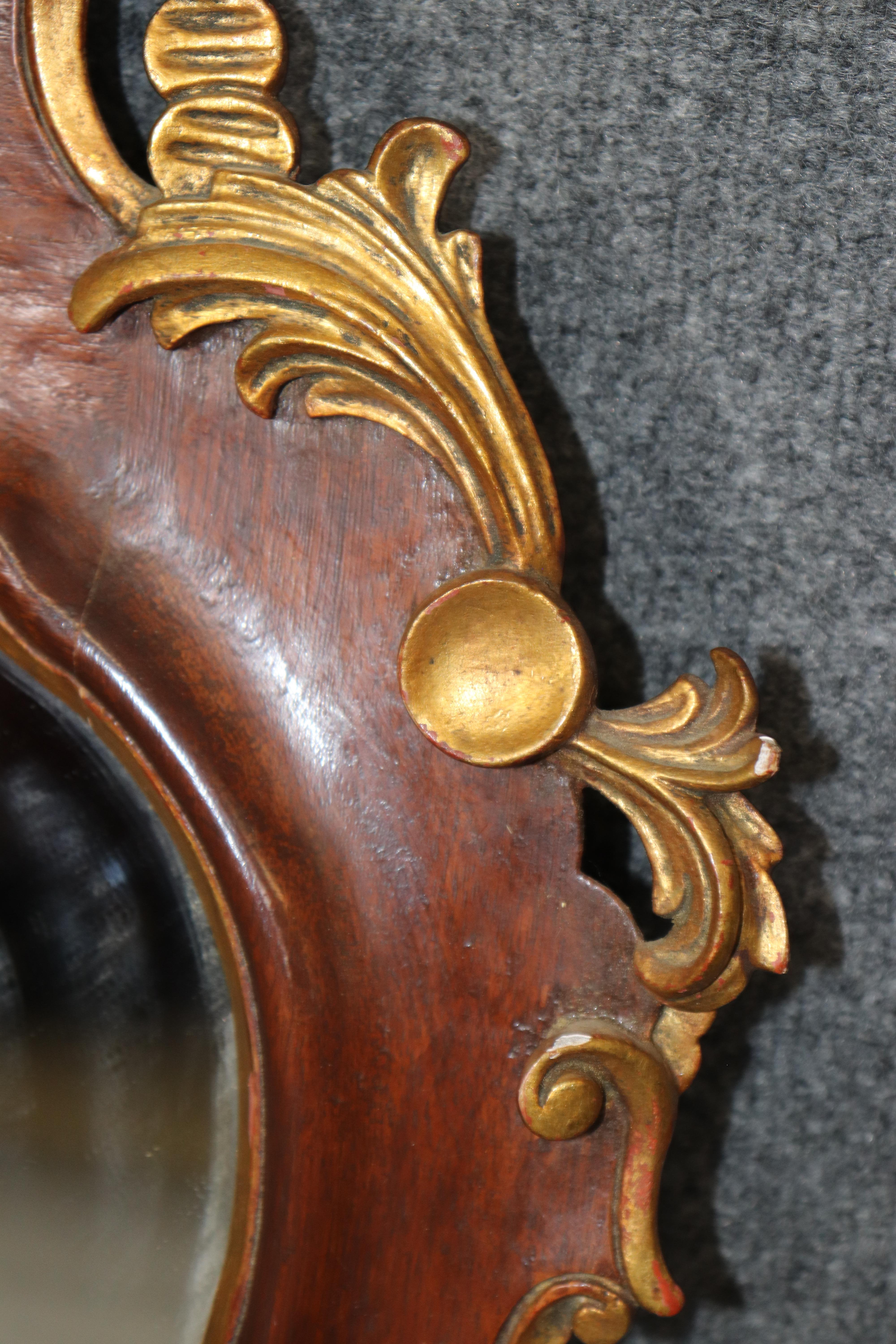 Miroir Petit miroir italien ancien de style rococo en bois sculpté et doré en vente