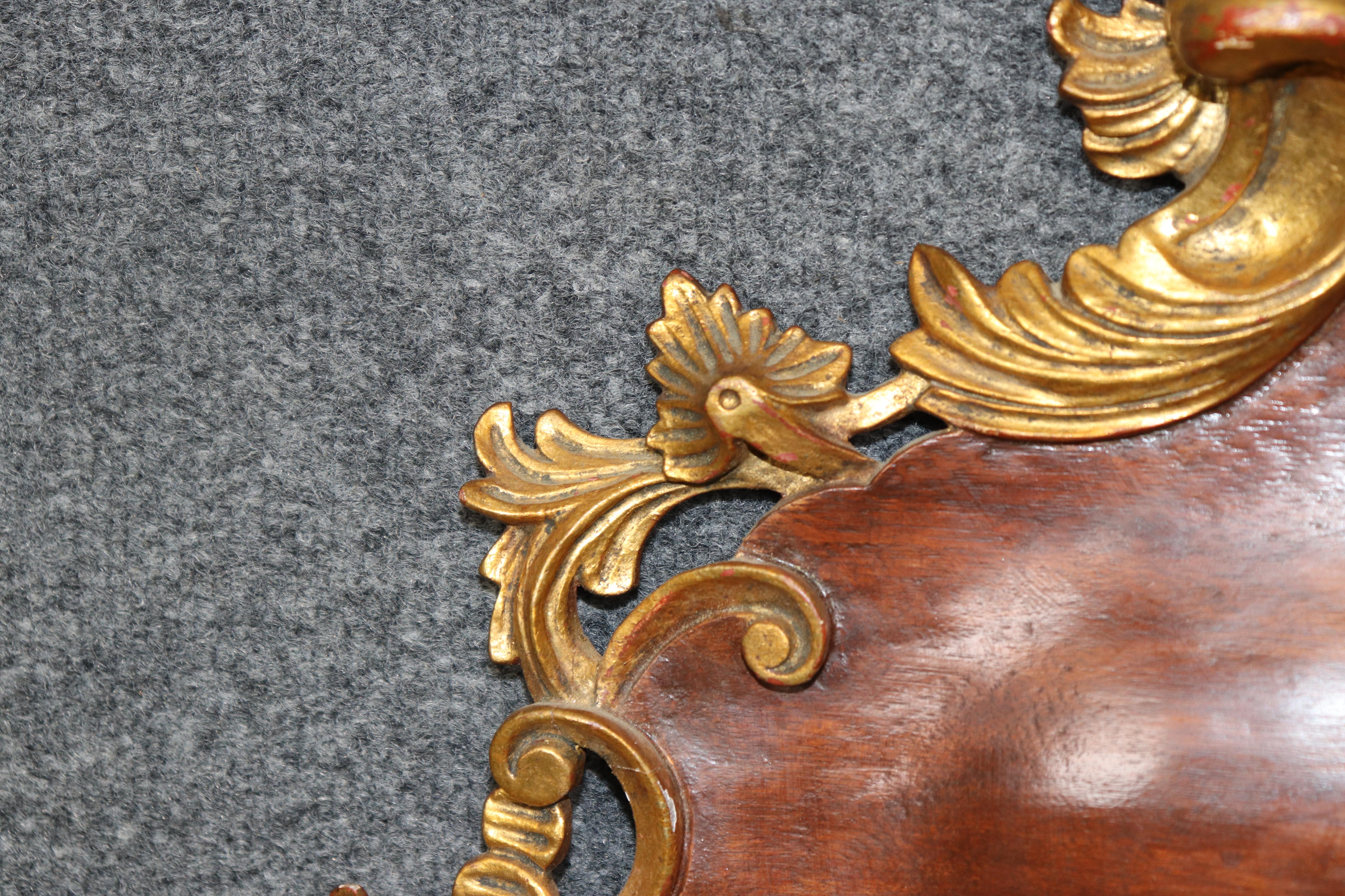 Petit miroir italien ancien de style rococo en bois sculpté et doré en vente 2