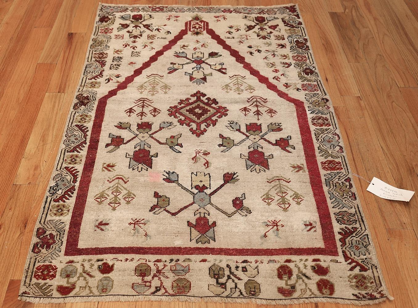 Small Antique Ivory Turkish Kirshehir Prayer Rug. Size: 3 ft 4 in x 5 ft In Excellent Condition In New York, NY