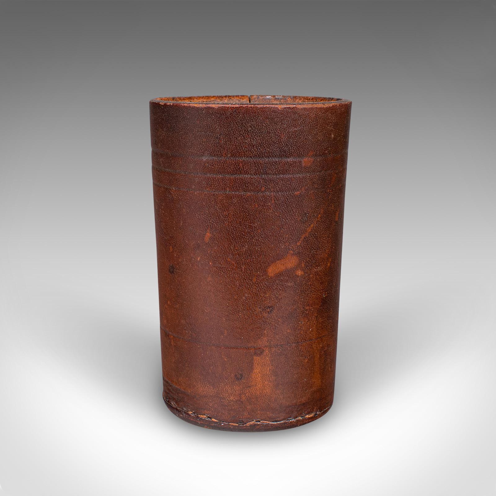 Si tratta di un piccolo vaso per dadi Jacquet antico. Un bicchiere da gioco francese in pelle, risalente all'inizio del XX secolo, circa 1920. Una tazza per dadi tattile e di carattere, che offre un fascino raffinato ai collezionisti di oggetti