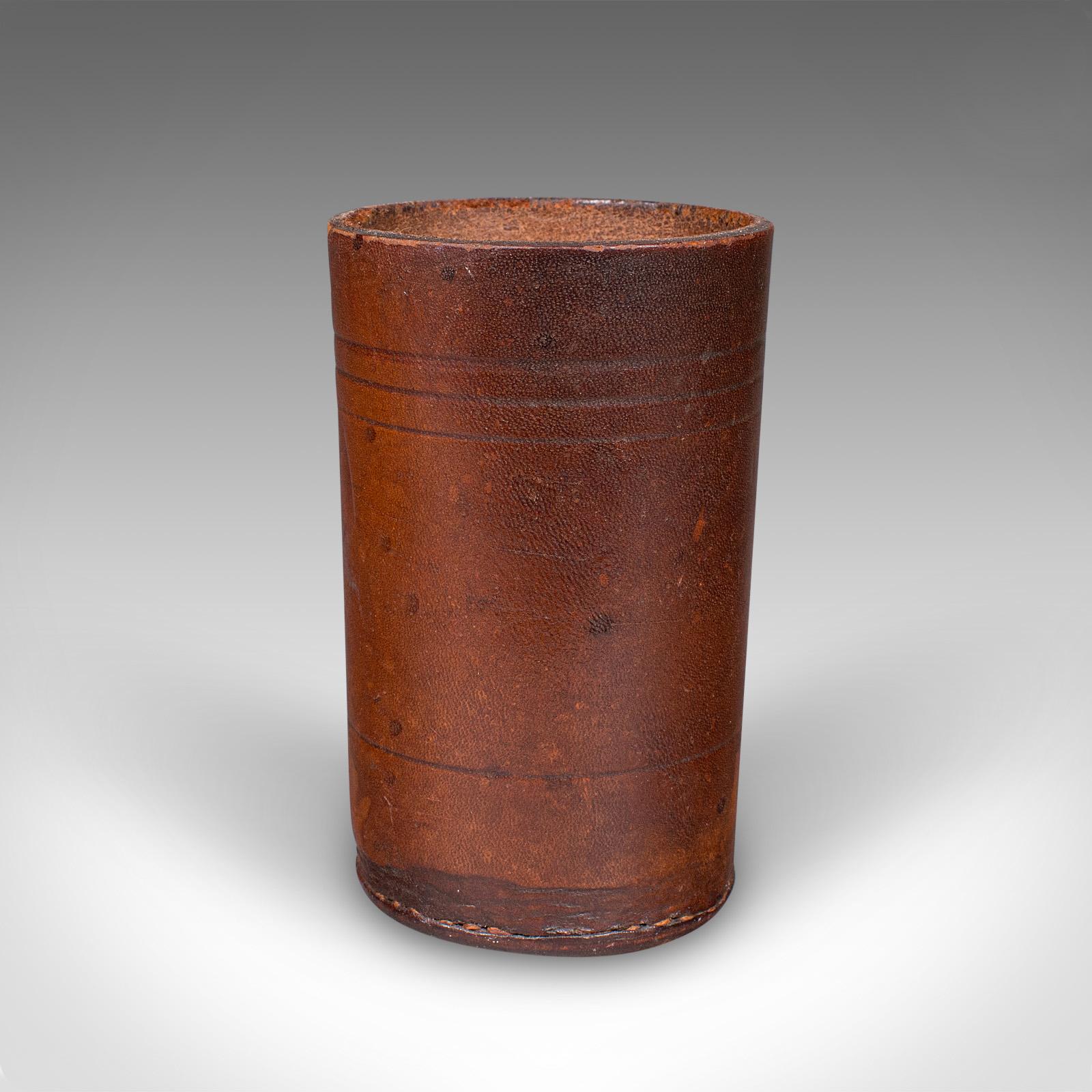 Stile provenzale Piccolo vaso da dadi Jacquet antico, francese, in pelle, per il gioco del dadi, A.I.C. 1920 in vendita