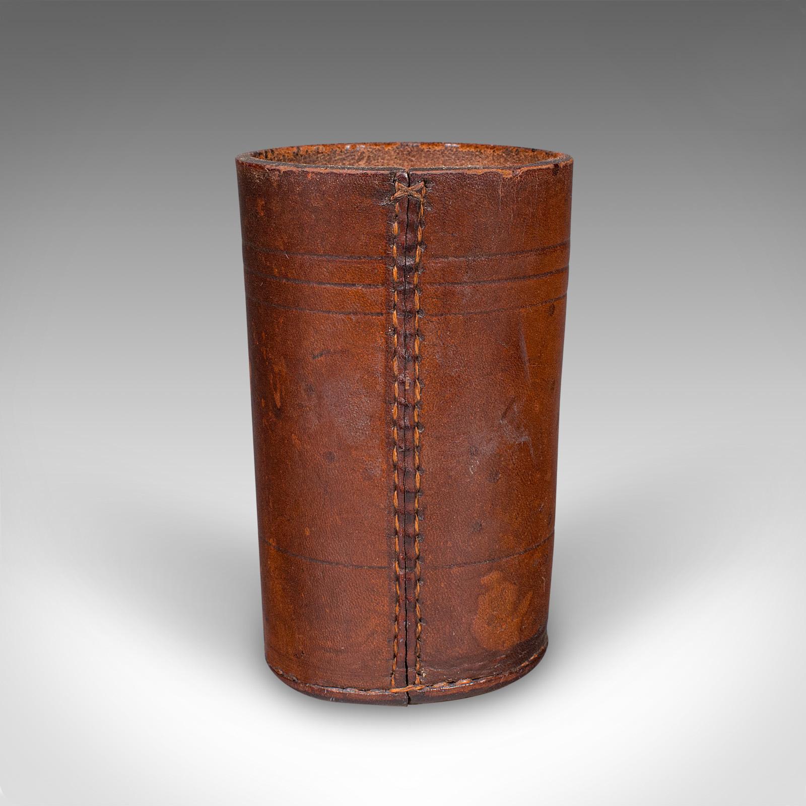 Francese Piccolo vaso da dadi Jacquet antico, francese, in pelle, per il gioco del dadi, A.I.C. 1920 in vendita
