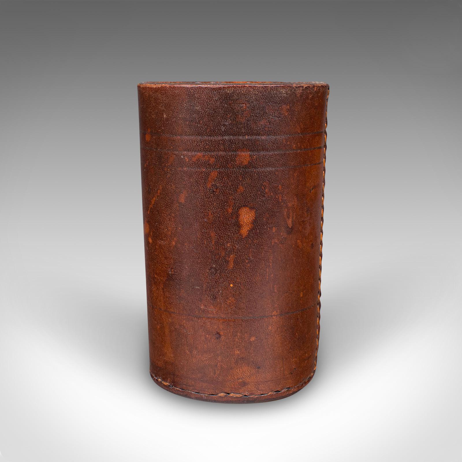 Piccolo vaso da dadi Jacquet antico, francese, in pelle, per il gioco del dadi, A.I.C. 1920 In condizioni buone in vendita a Hele, Devon, GB