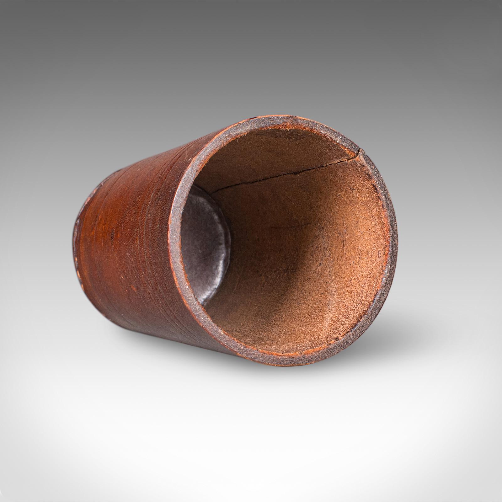 Inizio XX secolo Piccolo vaso da dadi Jacquet antico, francese, in pelle, per il gioco del dadi, A.I.C. 1920 in vendita