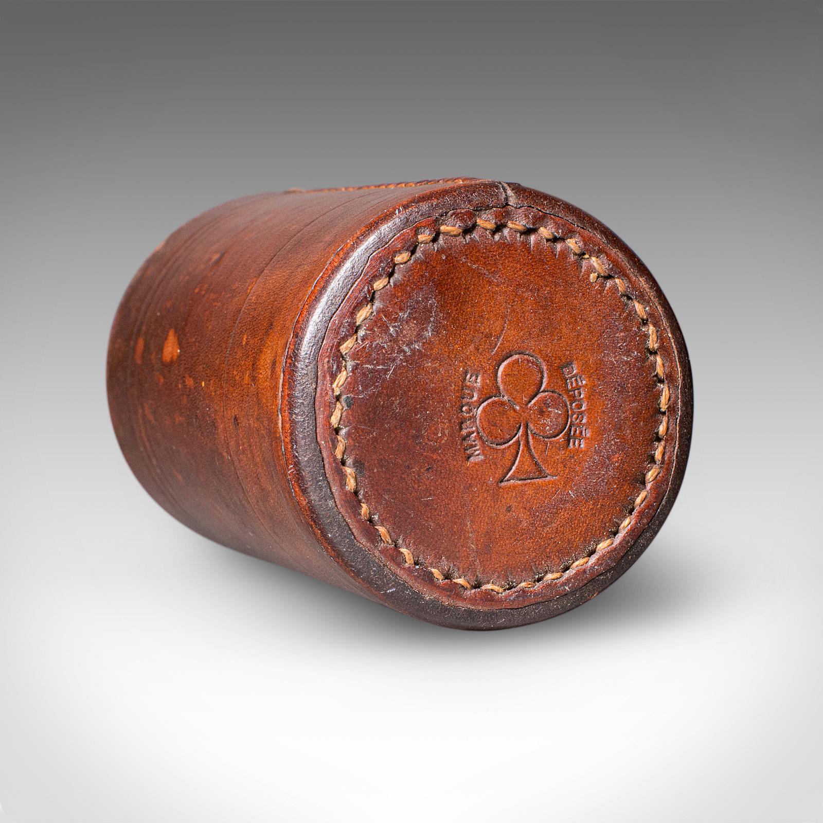 Pelle Piccolo vaso da dadi Jacquet antico, francese, in pelle, per il gioco del dadi, A.I.C. 1920 in vendita
