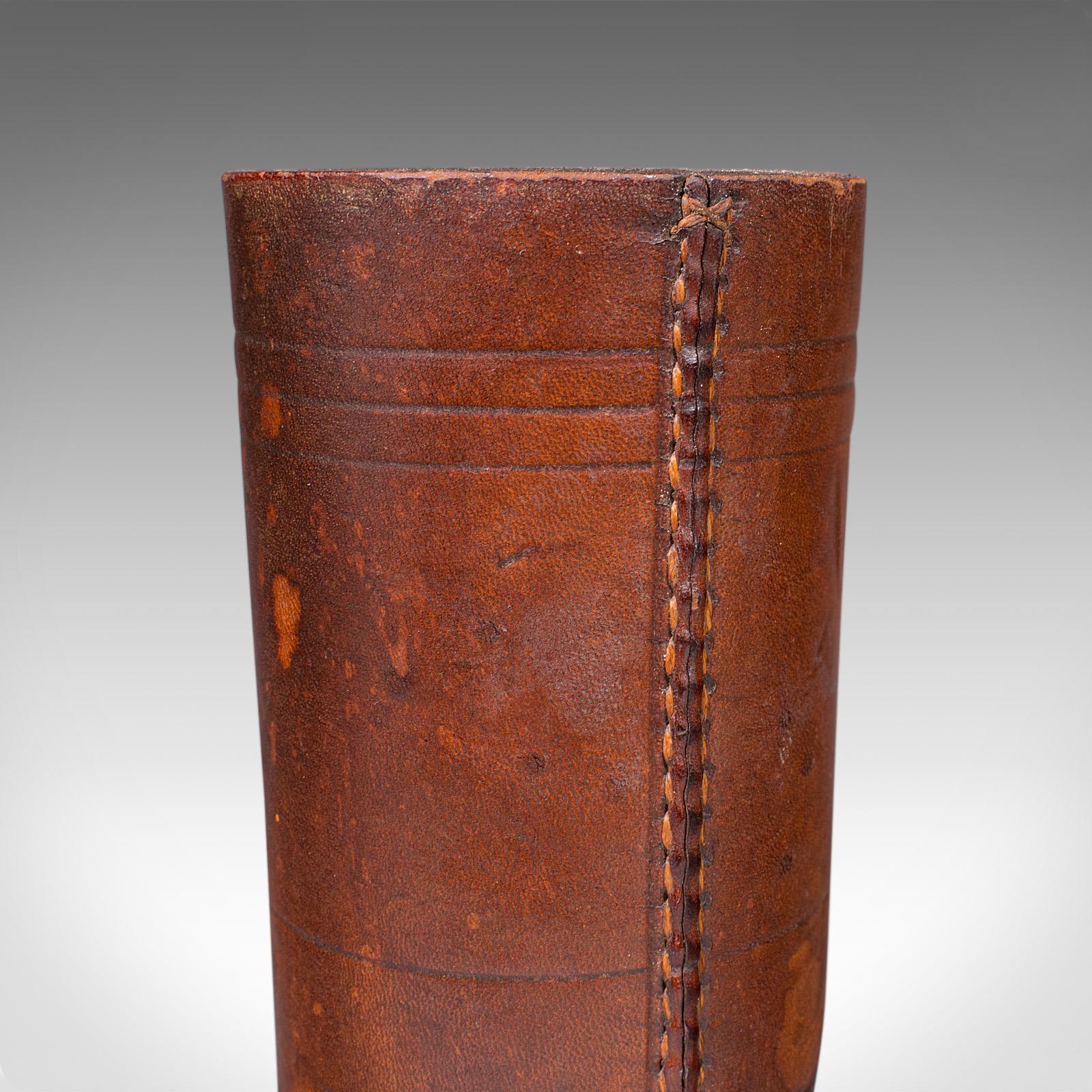 Piccolo vaso da dadi Jacquet antico, francese, in pelle, per il gioco del dadi, A.I.C. 1920 in vendita 1
