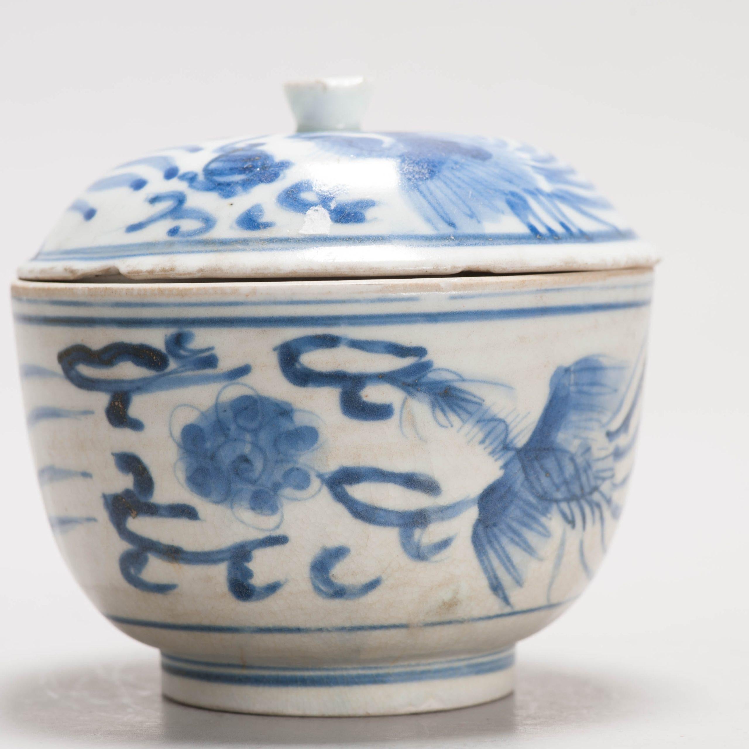 Periodo Edo, blu sottosmalto.
Condivido con te questo insolito tipo di barattolo con coperchio. Con una scena di Phoenix splendidamente dipinta.

La porcellana è un po' più brillante di quella che vediamo di solito su questi pezzi, molto